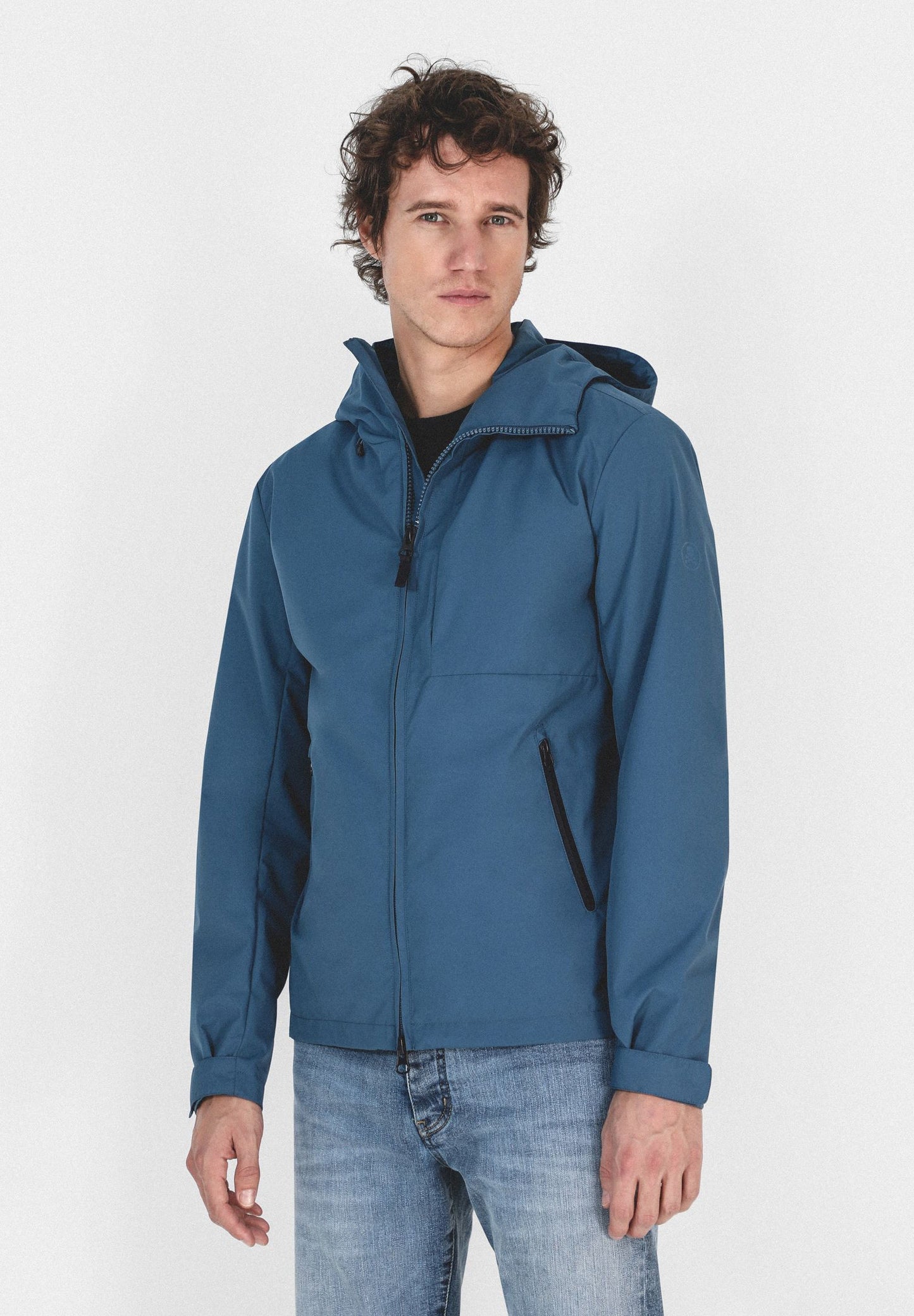 CHAQUETA TÉCNICA CAPUCHA