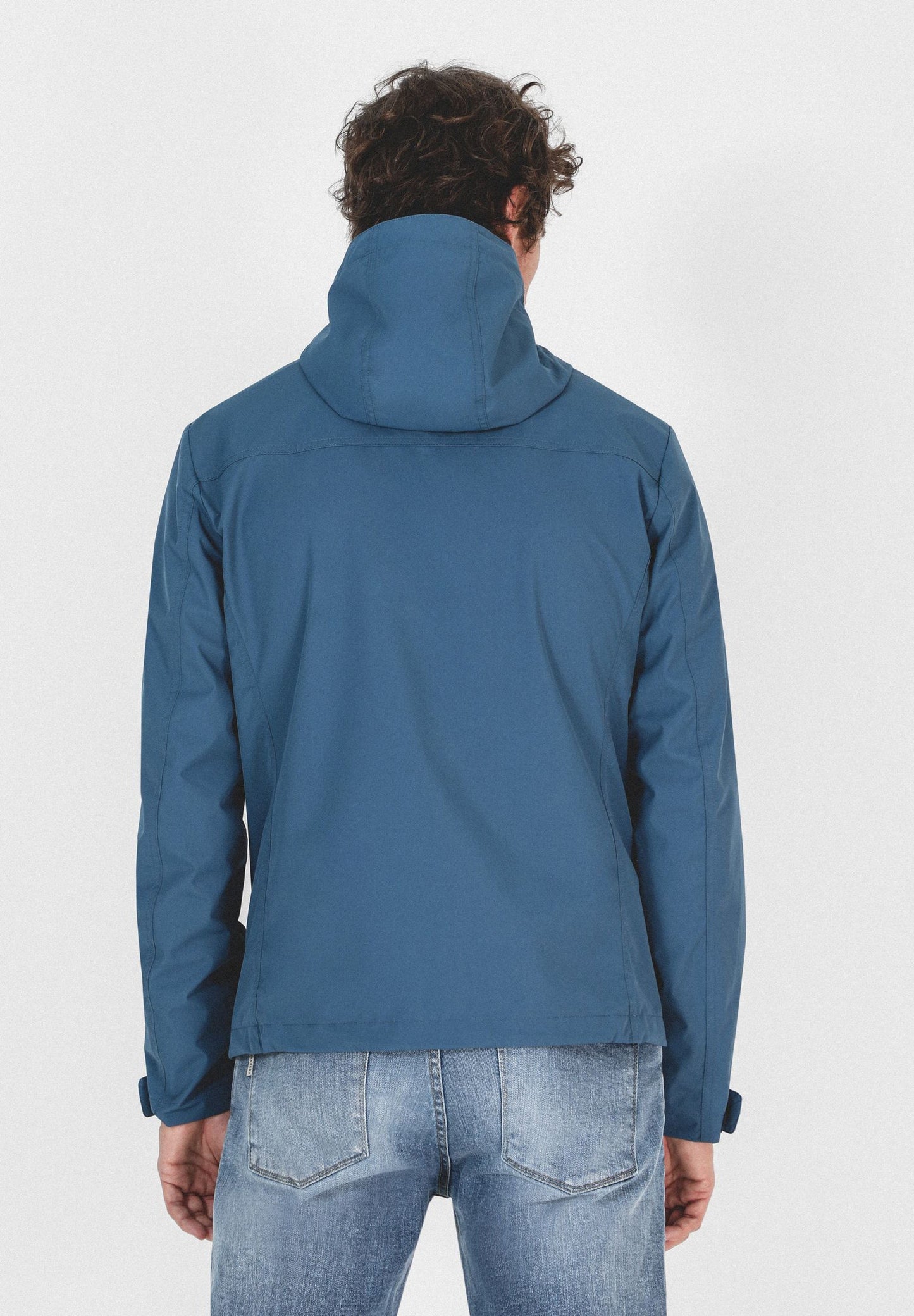 CHAQUETA TÉCNICA CAPUCHA