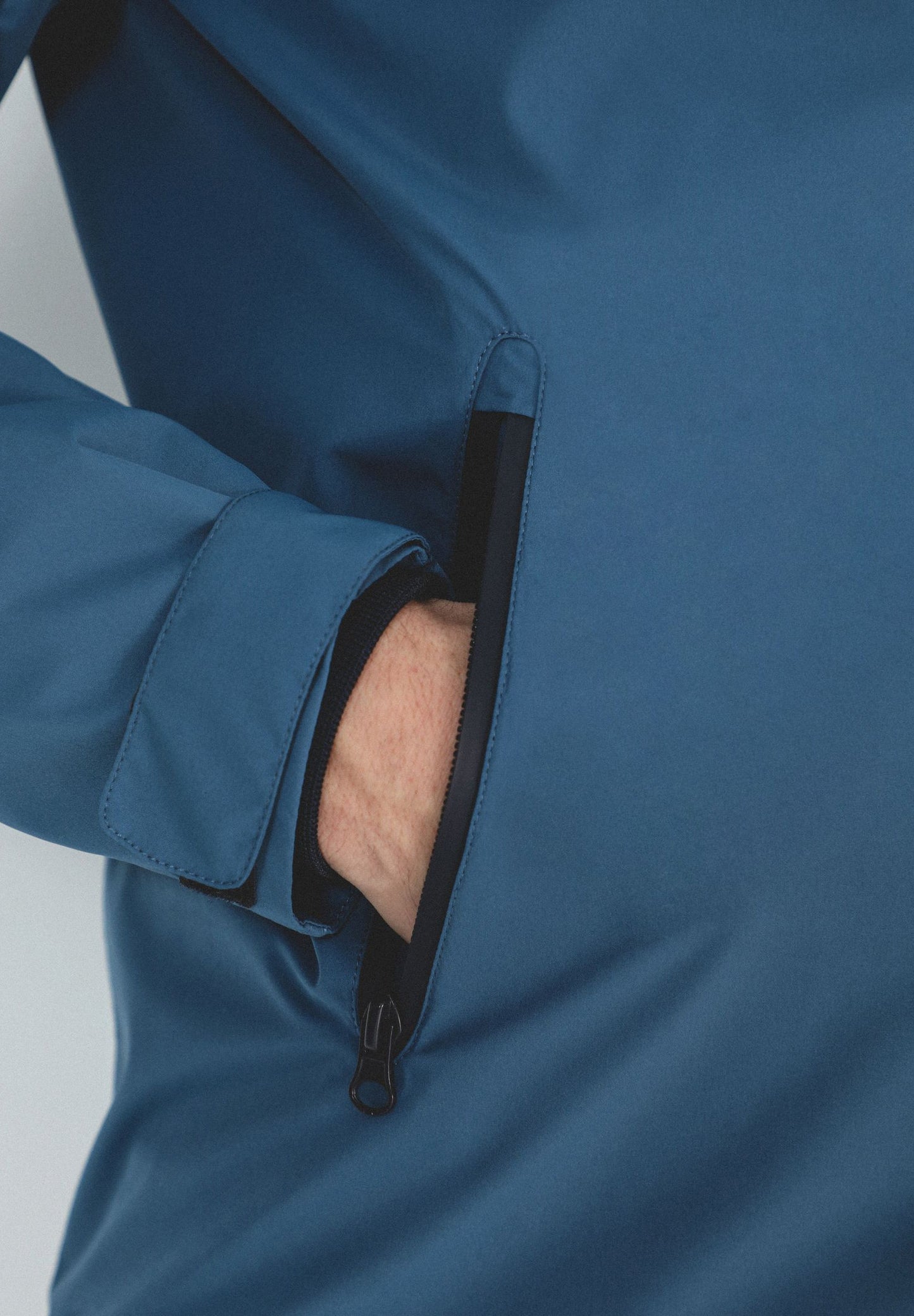 CHAQUETA TÉCNICA CAPUCHA