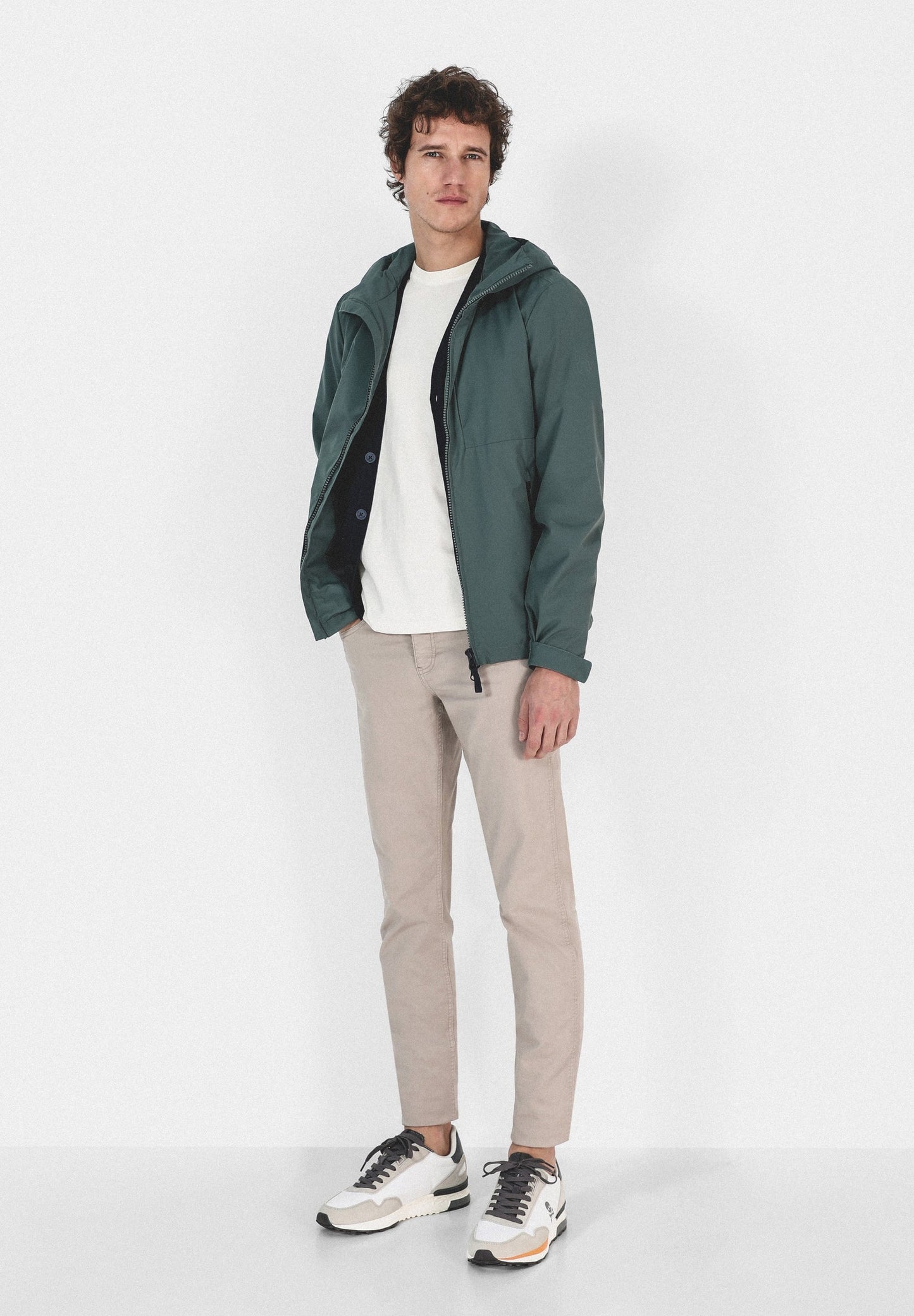 CHAQUETA TÉCNICA CAPUCHA