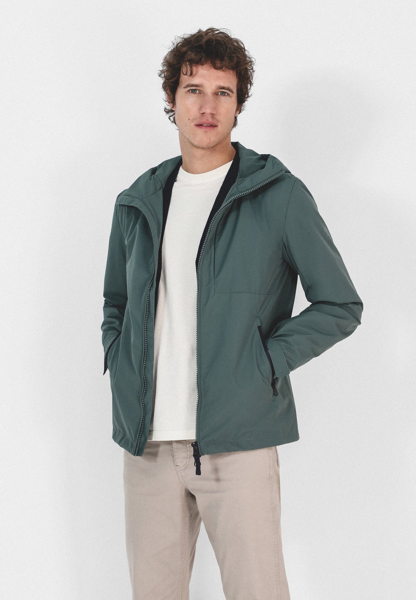 CHAQUETA TÉCNICA CAPUCHA