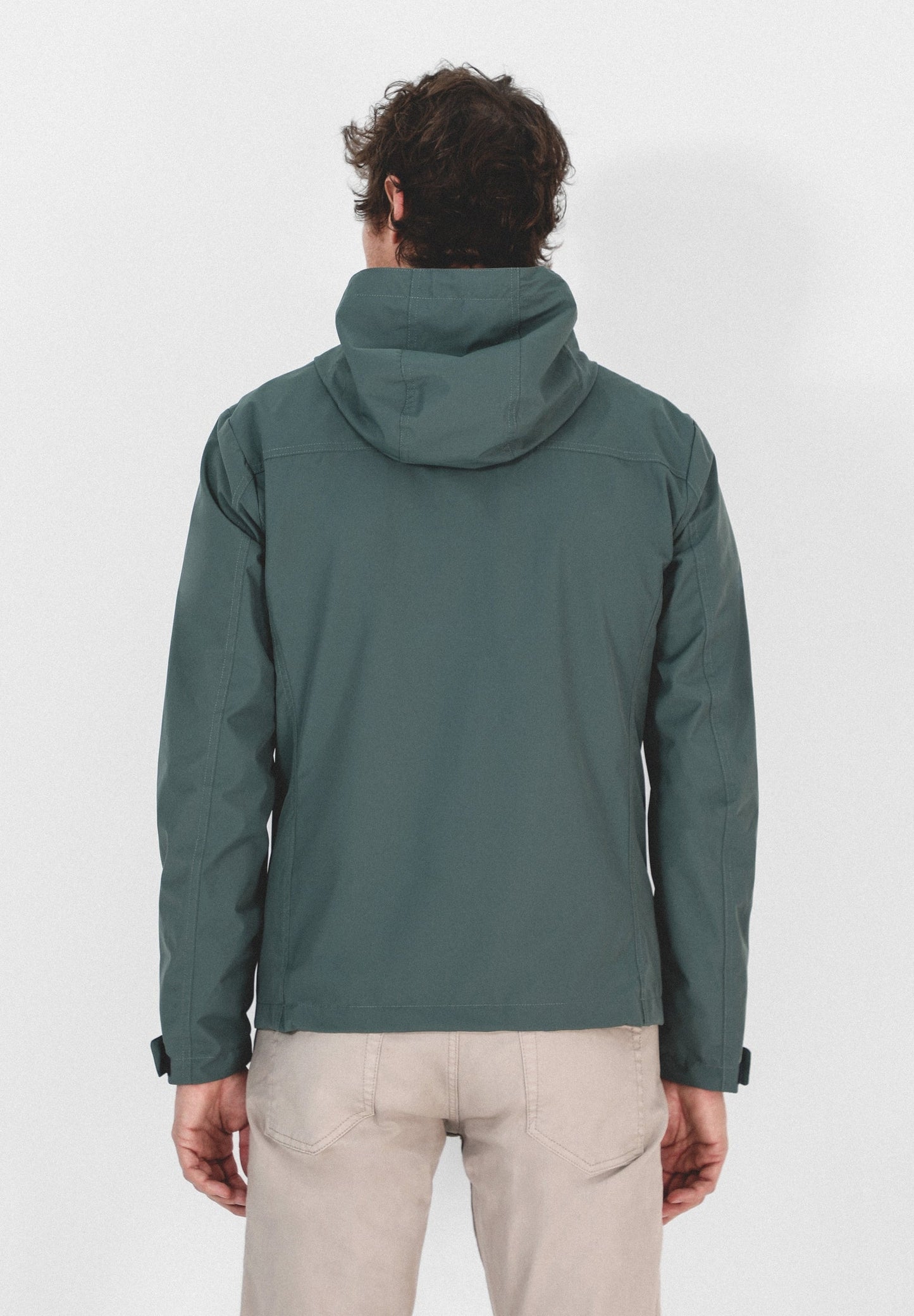 CHAQUETA TÉCNICA CAPUCHA