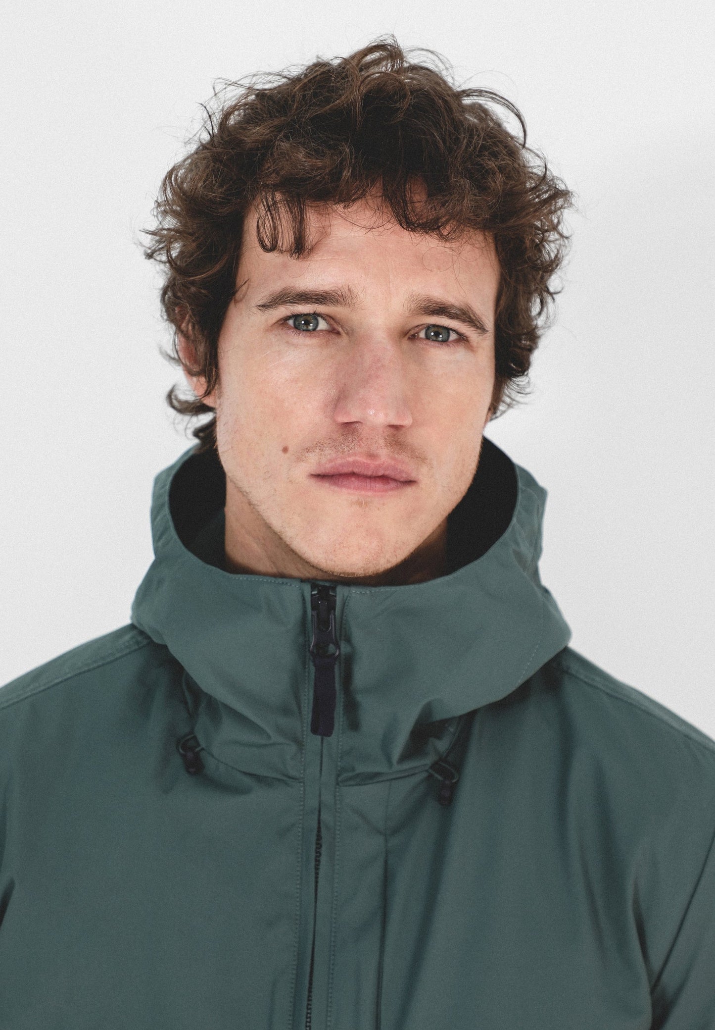 CHAQUETA TÉCNICA CAPUCHA