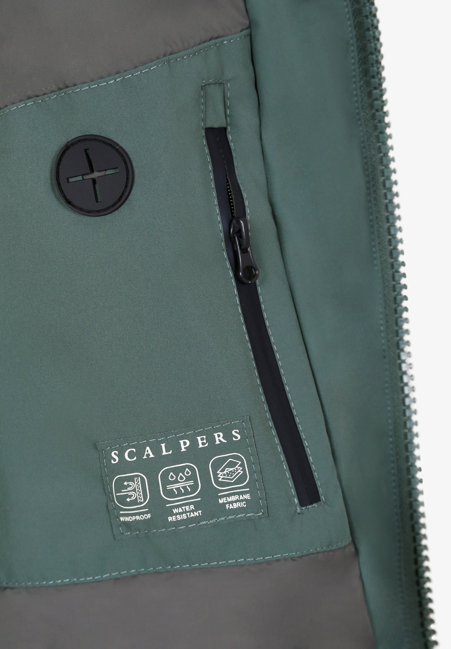CHAQUETA TÉCNICA CAPUCHA