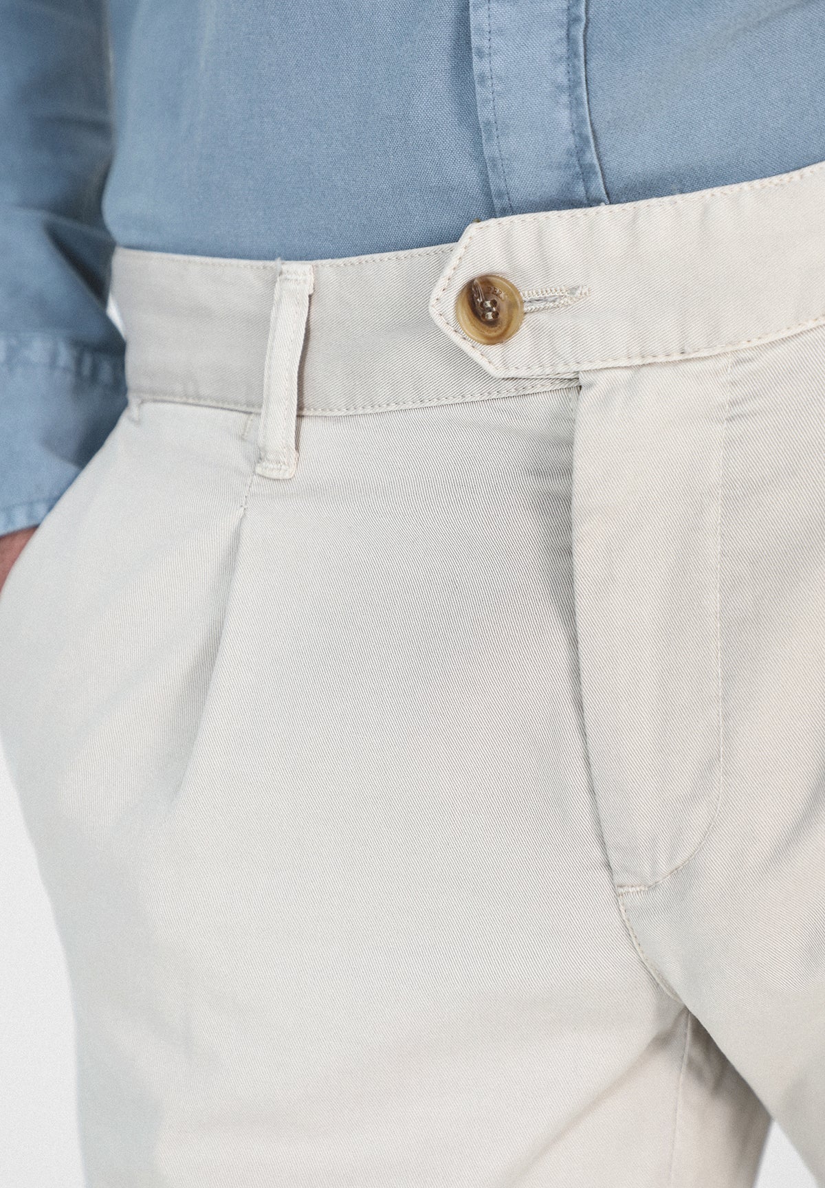 PANTALÓN CHINO PINZAS