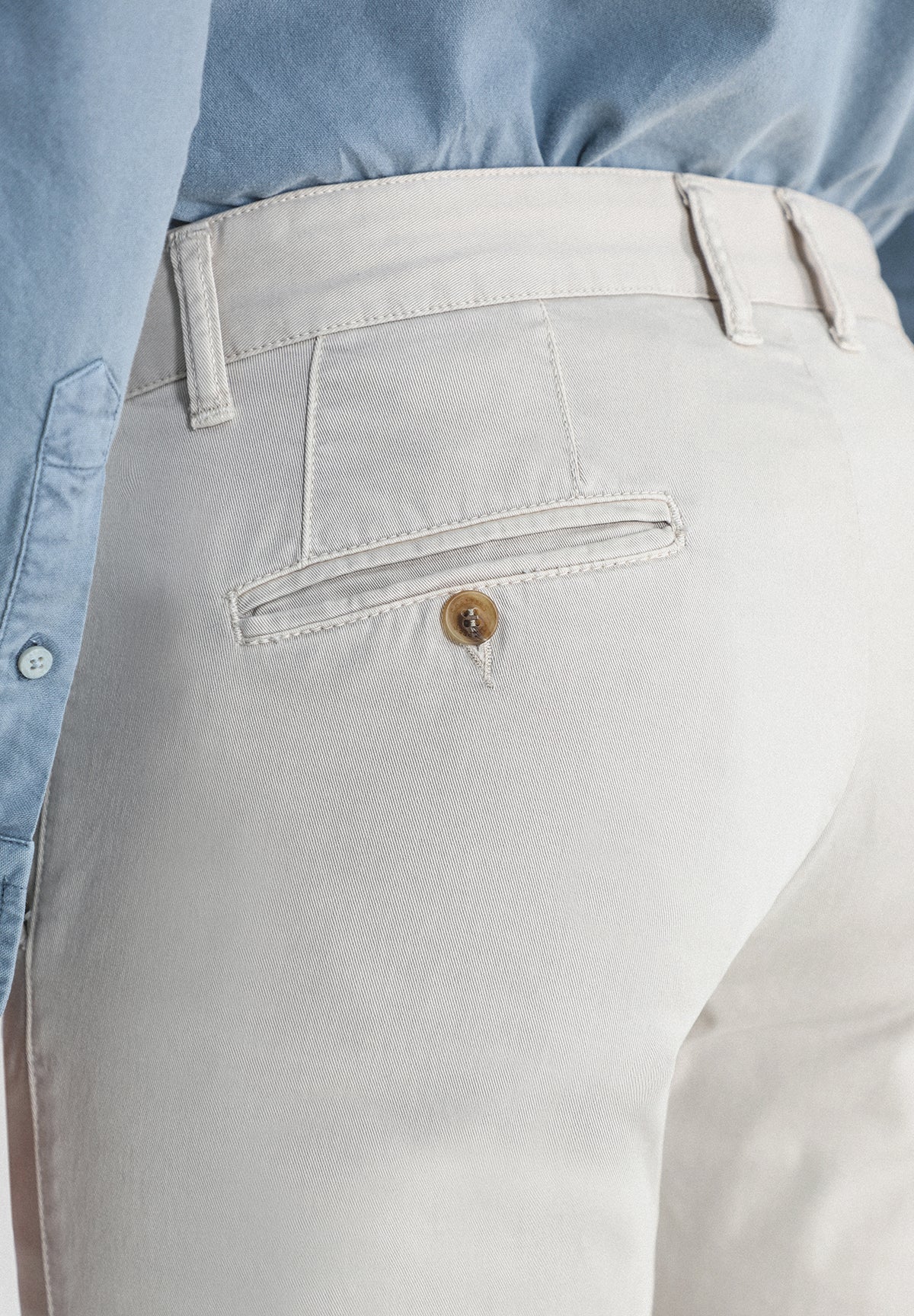 PANTALÓN CHINO PINZAS