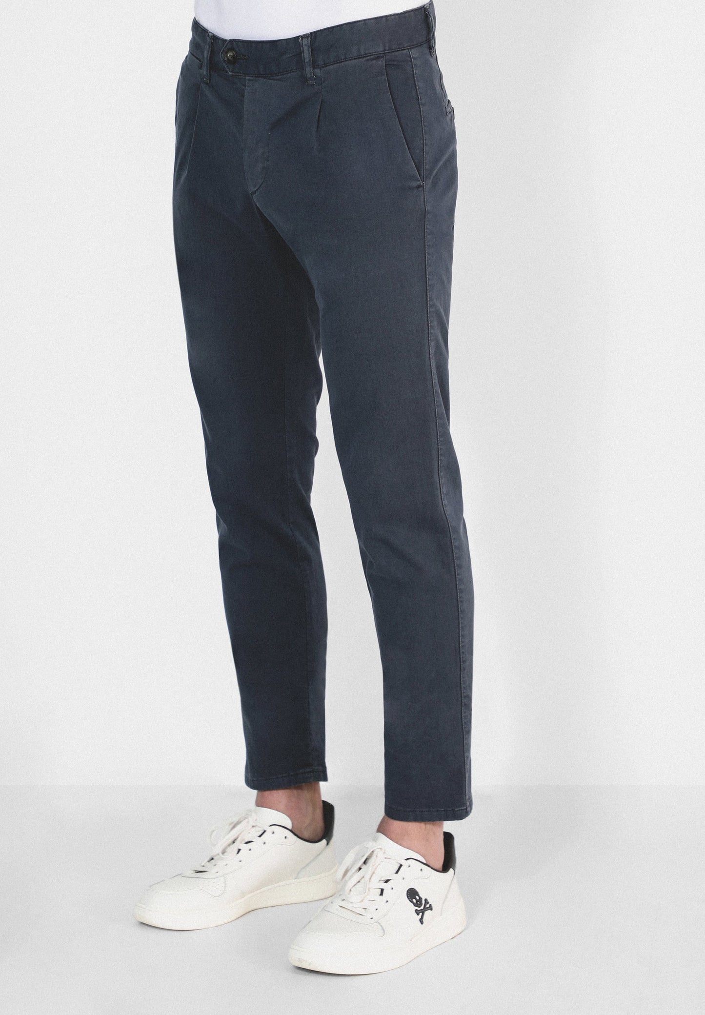 PANTALÓN CHINO PINZAS