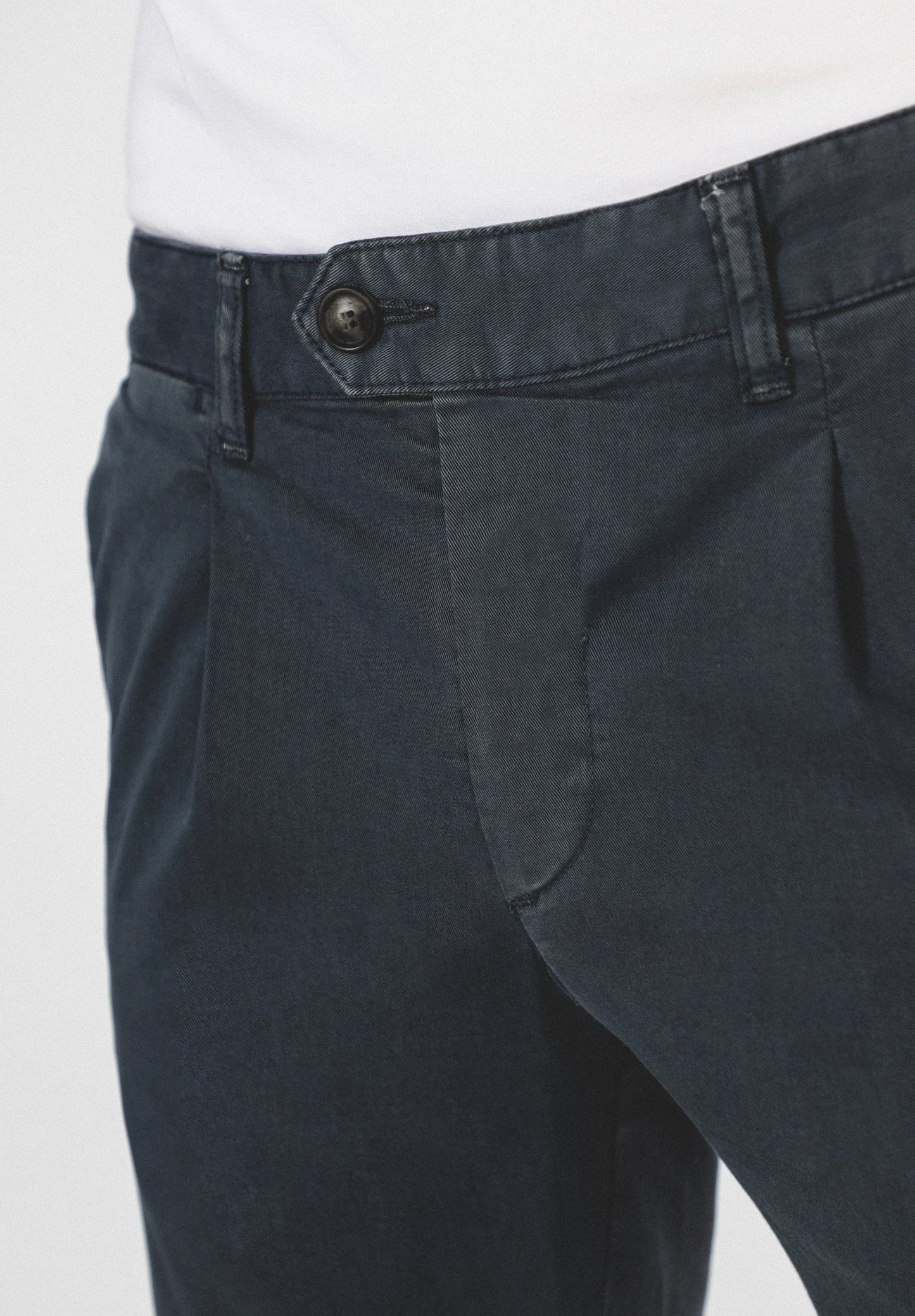 PANTALÓN CHINO PINZAS