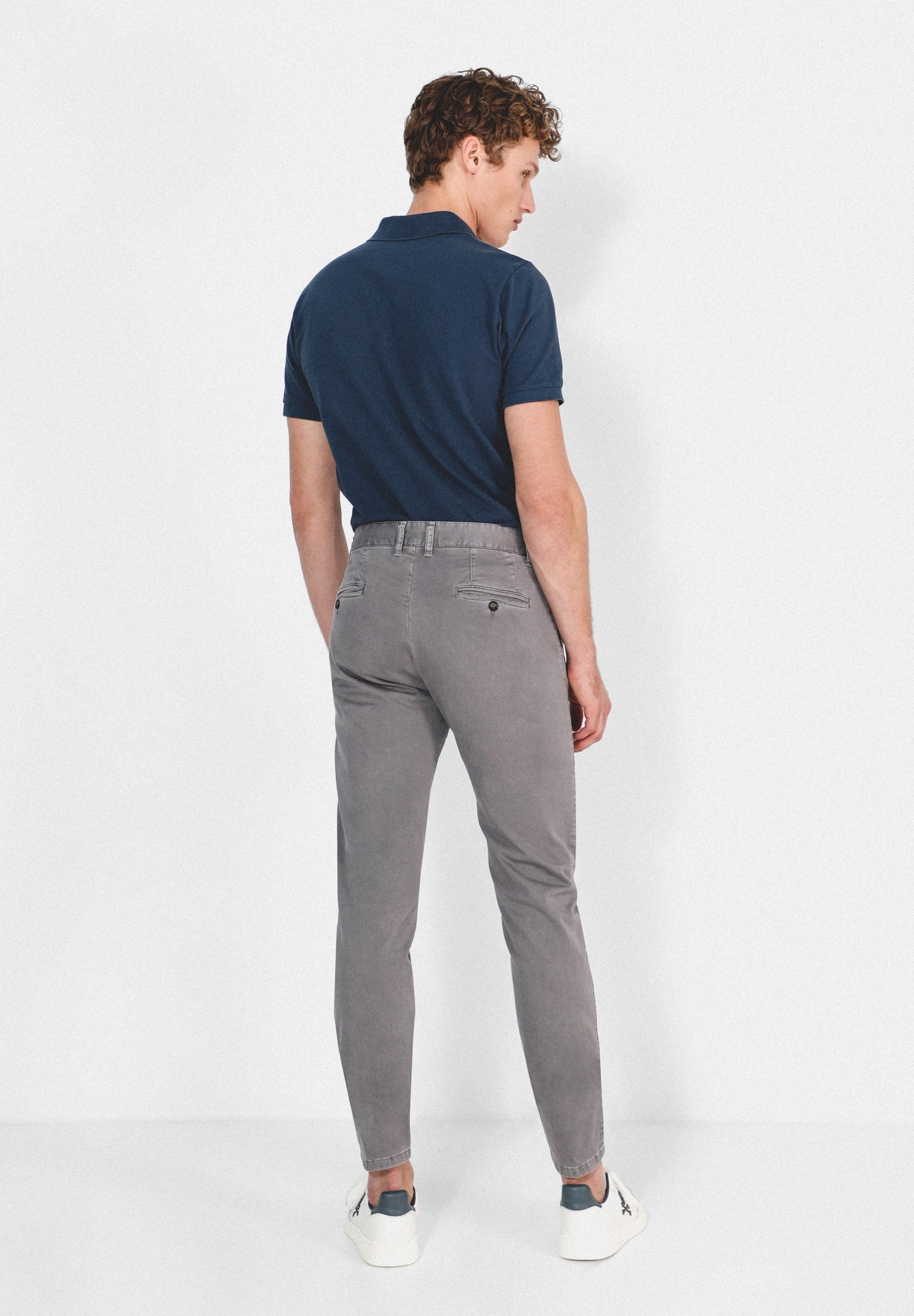 PANTALÓN CHINO PINZAS