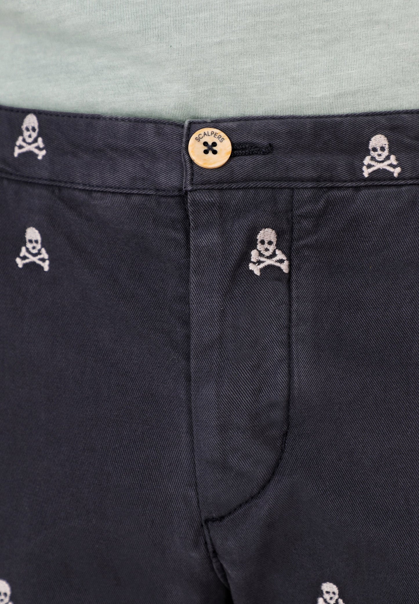 BERMUDAS CALAVERAS ALL OVER