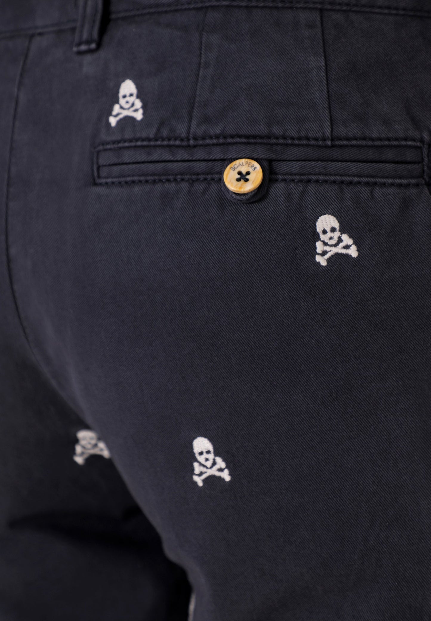 BERMUDAS CALAVERAS ALL OVER