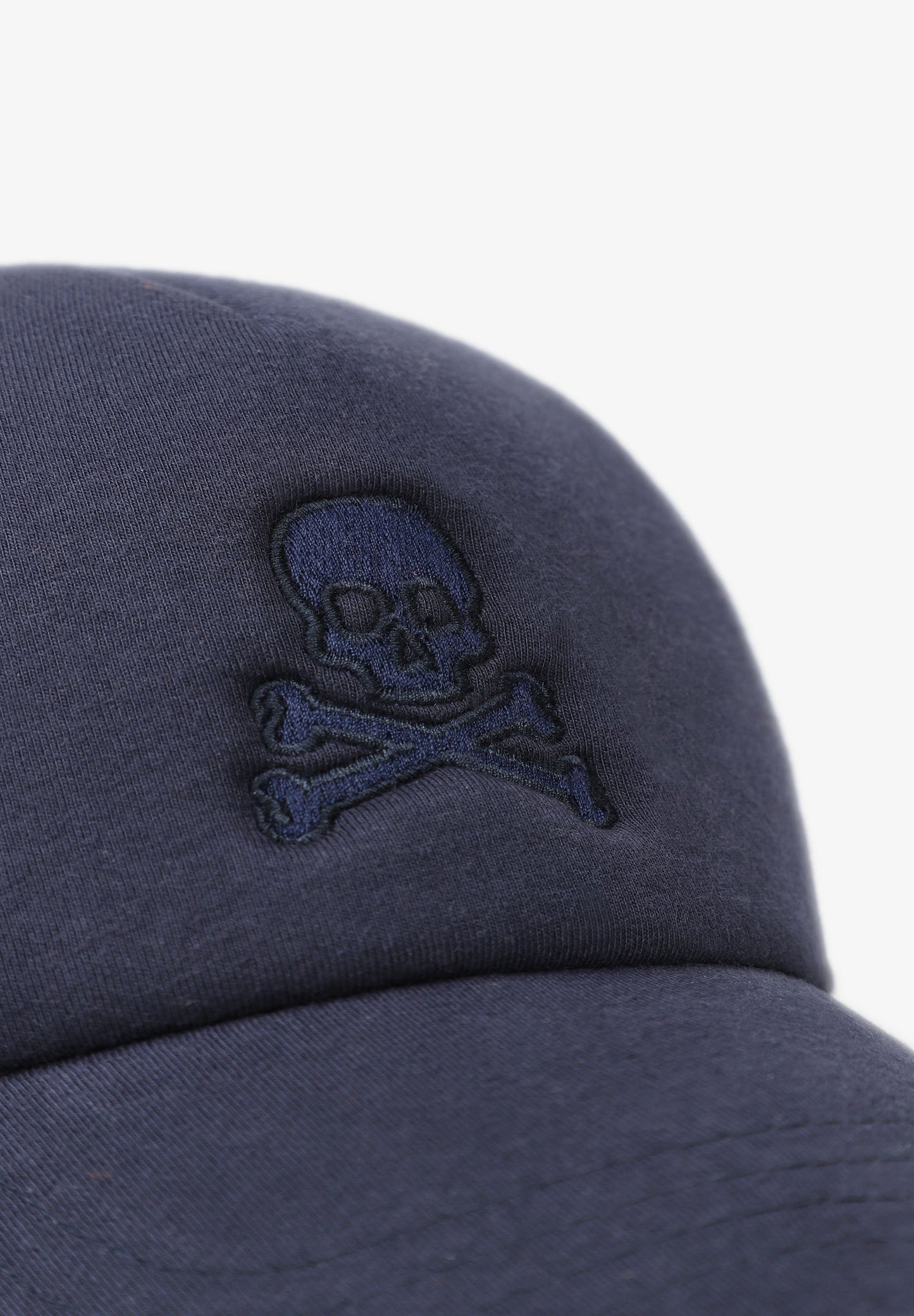 GORRA CALAVERA BORDADA TONO