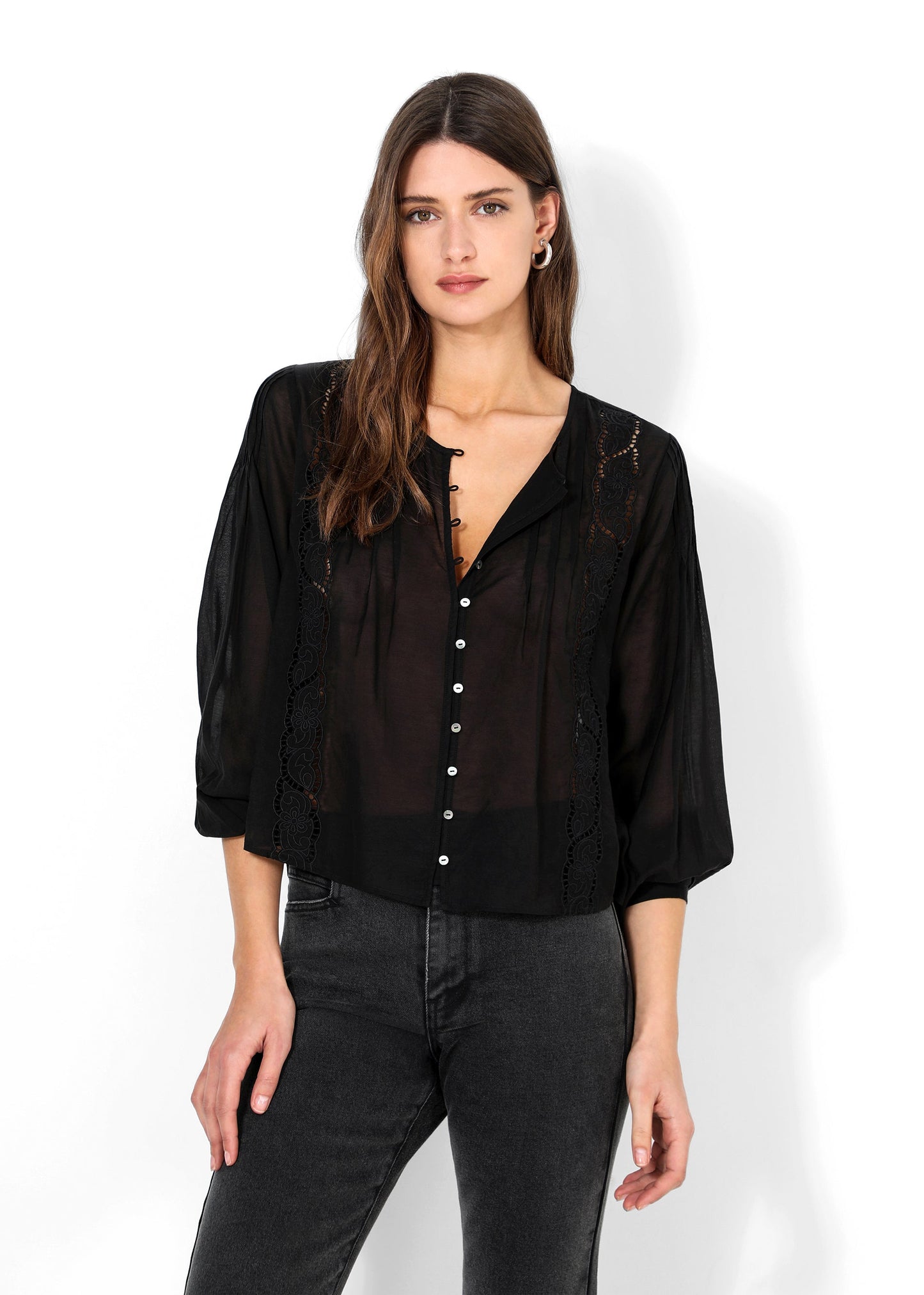 CAMISA DETALLES PERFORADOS