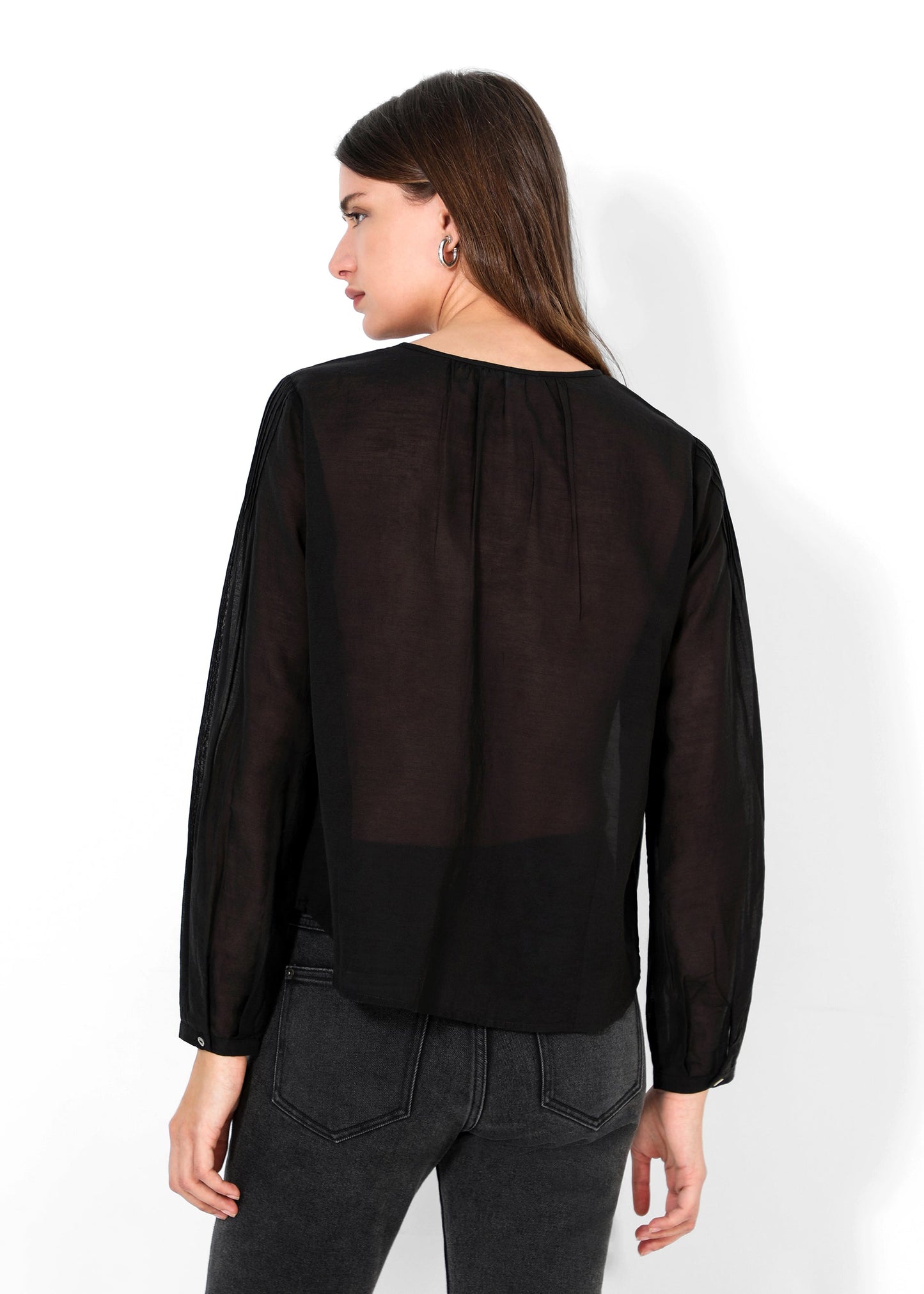 CAMISA DETALLES PERFORADOS