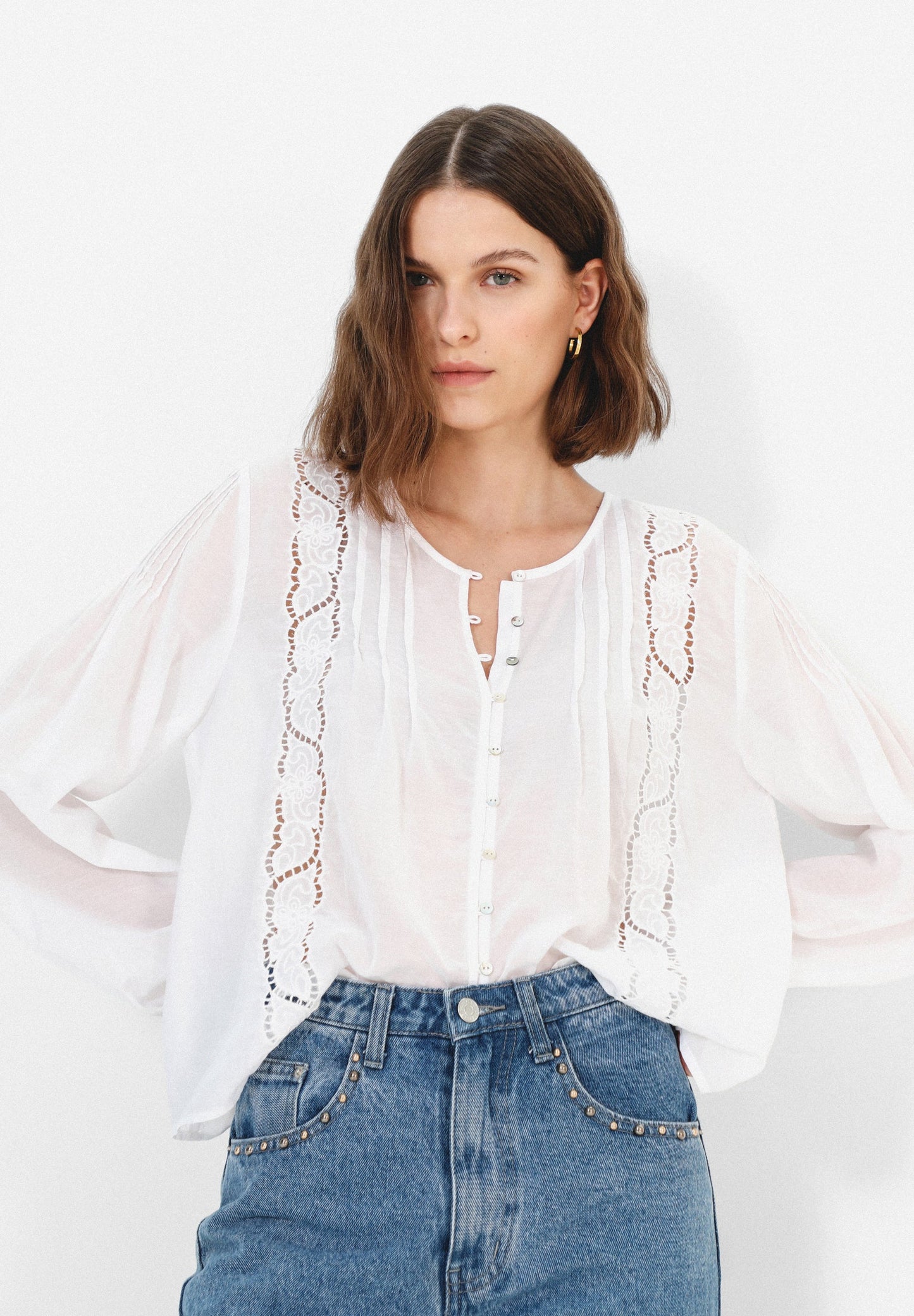 CAMISA DETALLES PERFORADOS