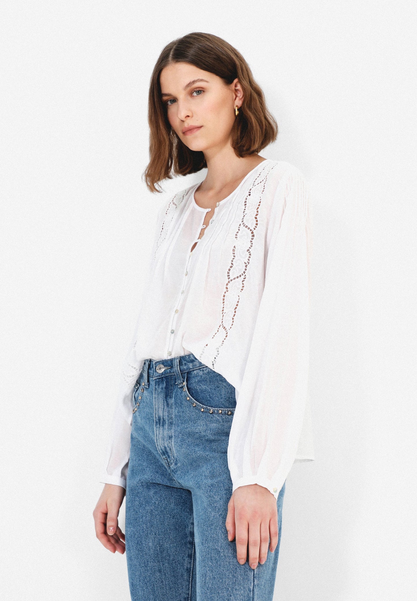 CAMISA DETALLES PERFORADOS