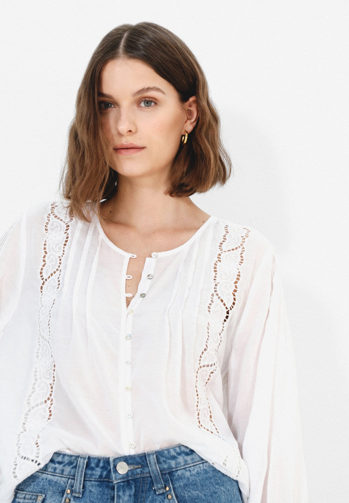 CAMISA DETALLES PERFORADOS