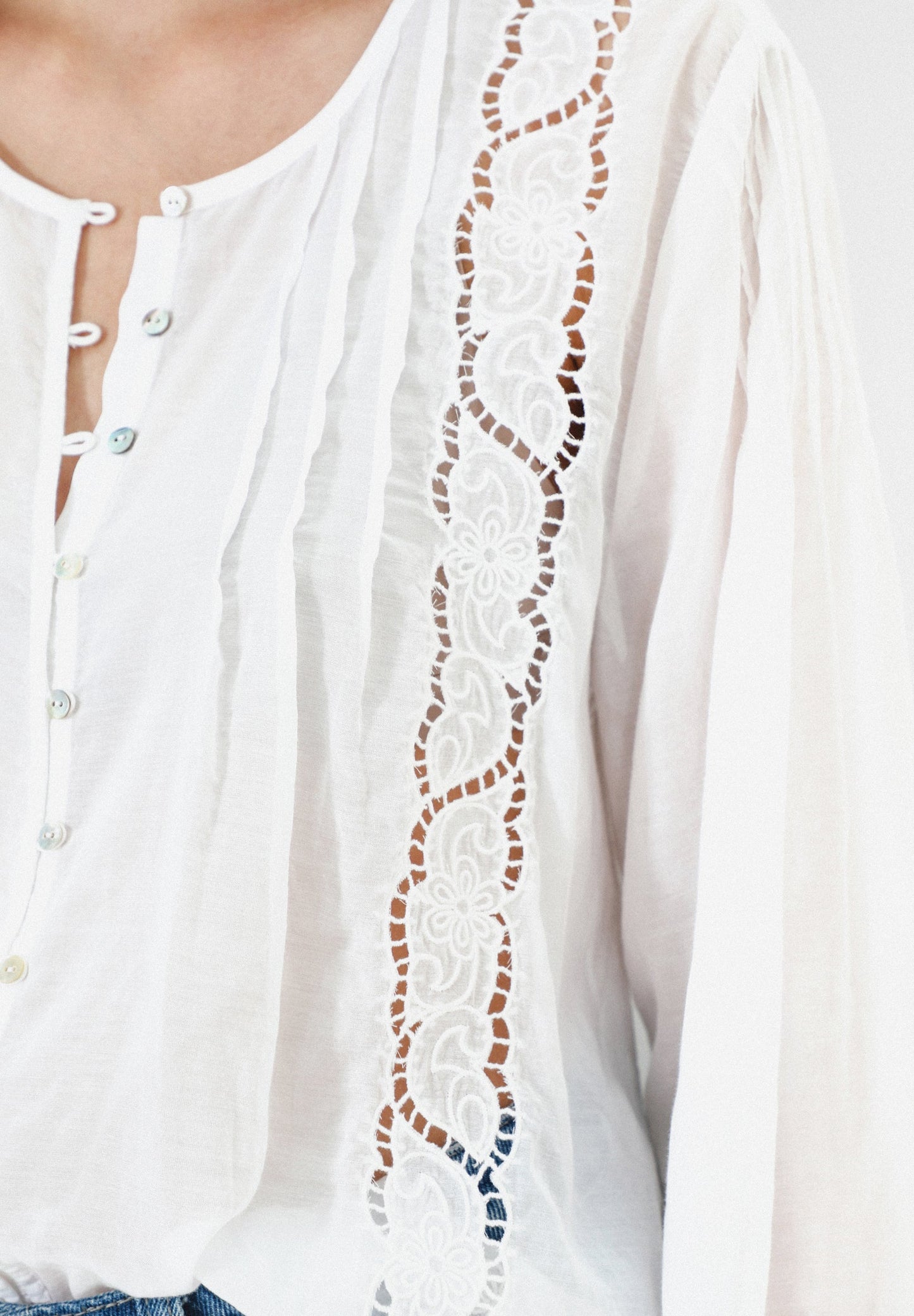 CAMISA DETALLES PERFORADOS