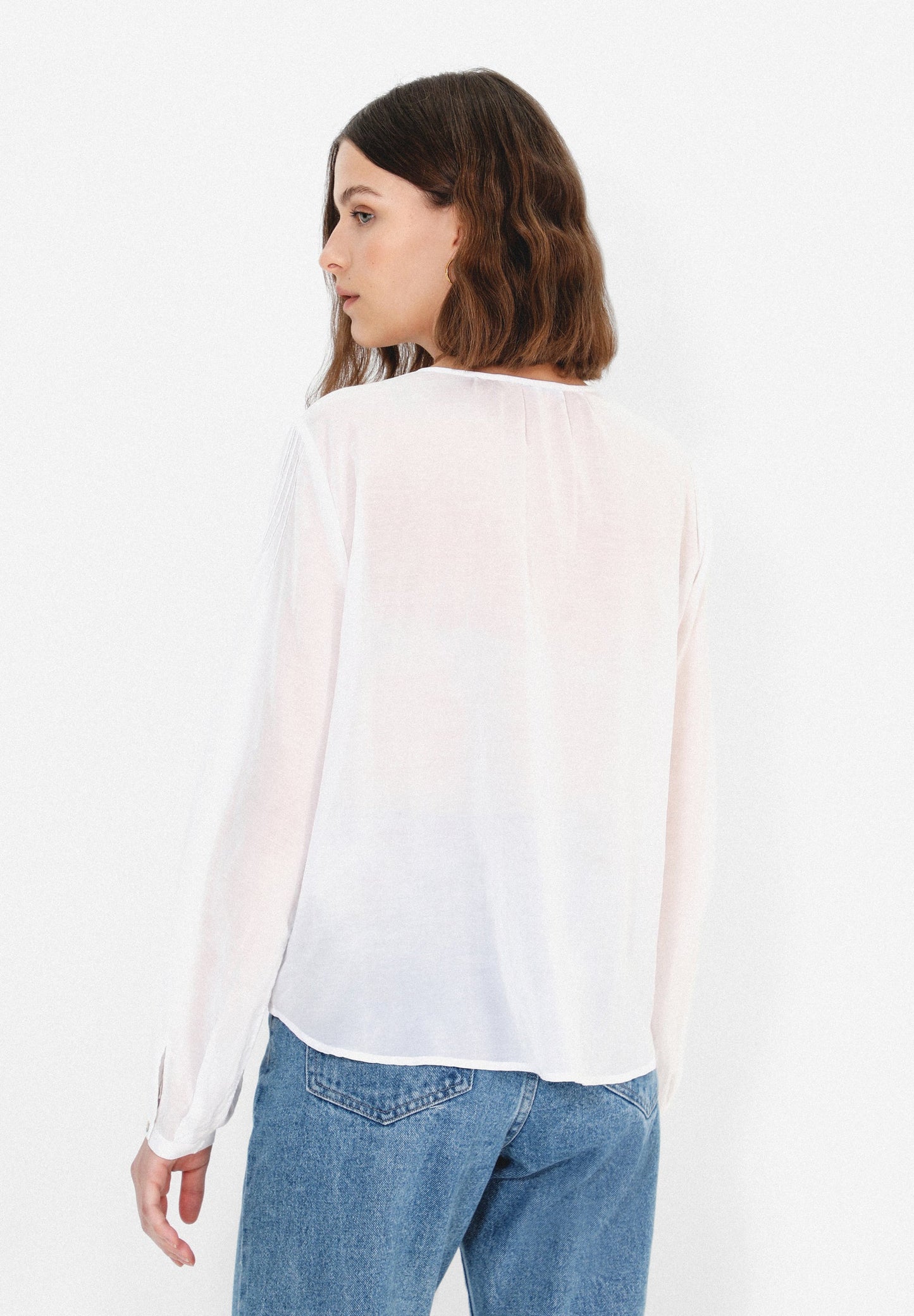CAMISA DETALLES PERFORADOS