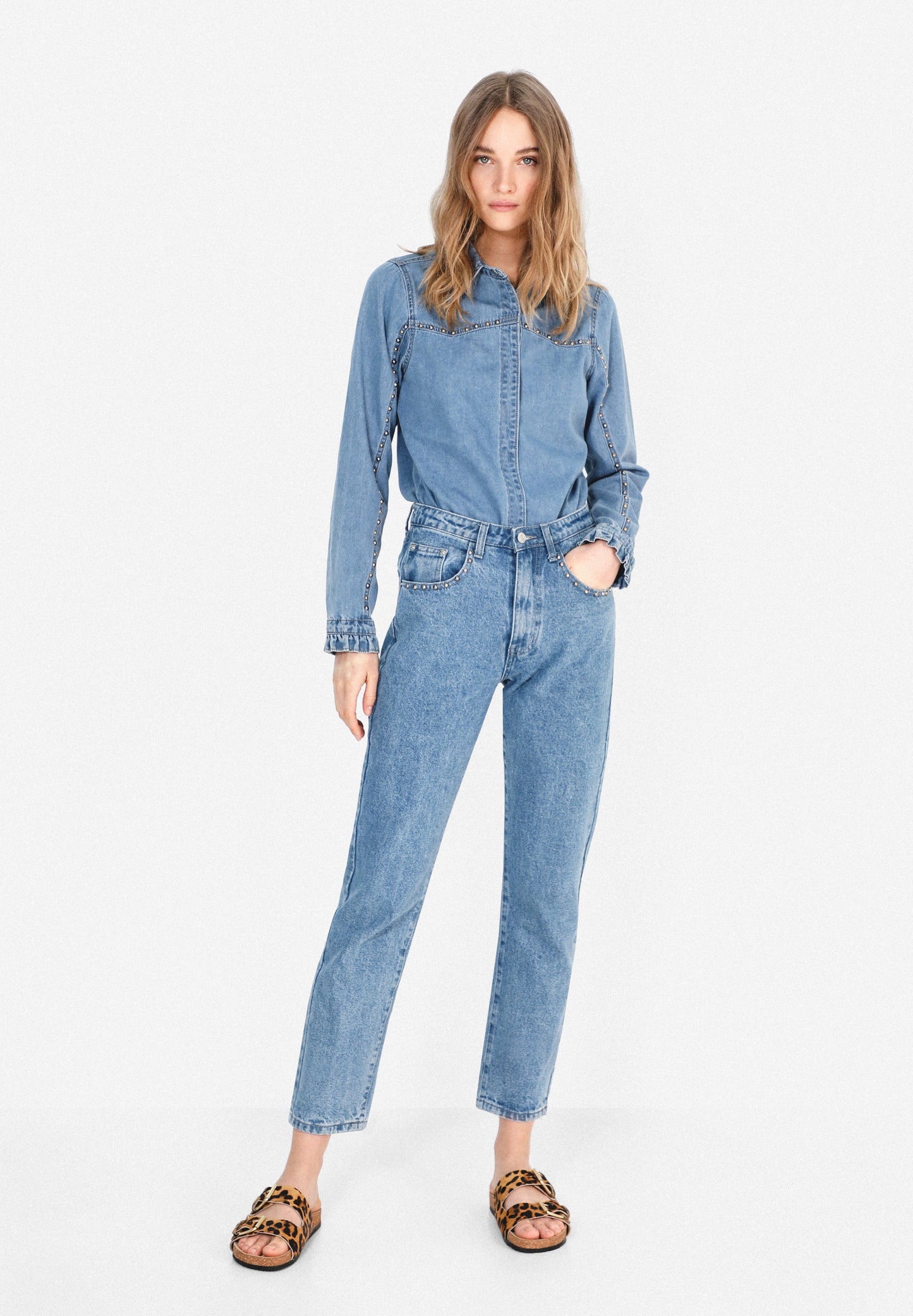 JEANS RECTOS TACHUELAS