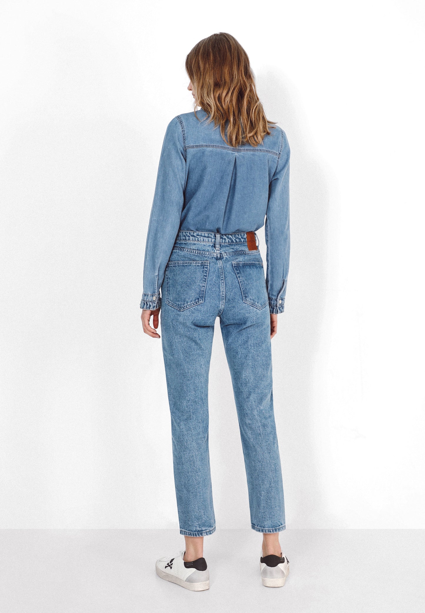 JEANS RECTOS TACHUELAS