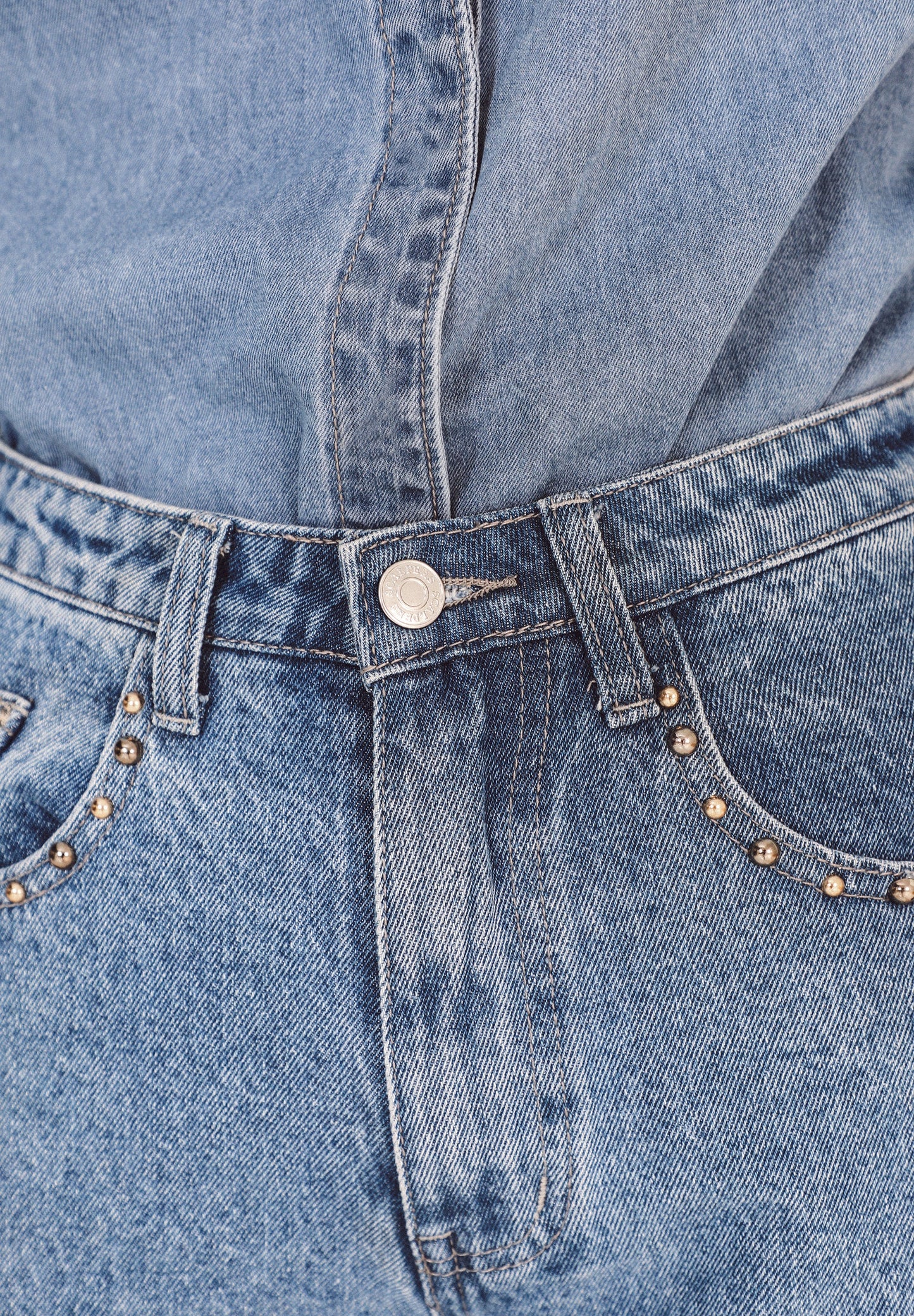 JEANS RECTOS TACHUELAS