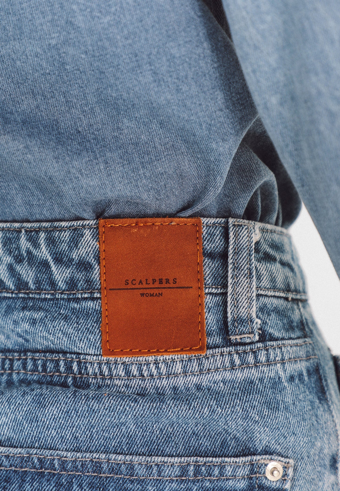 JEANS RECTOS TACHUELAS
