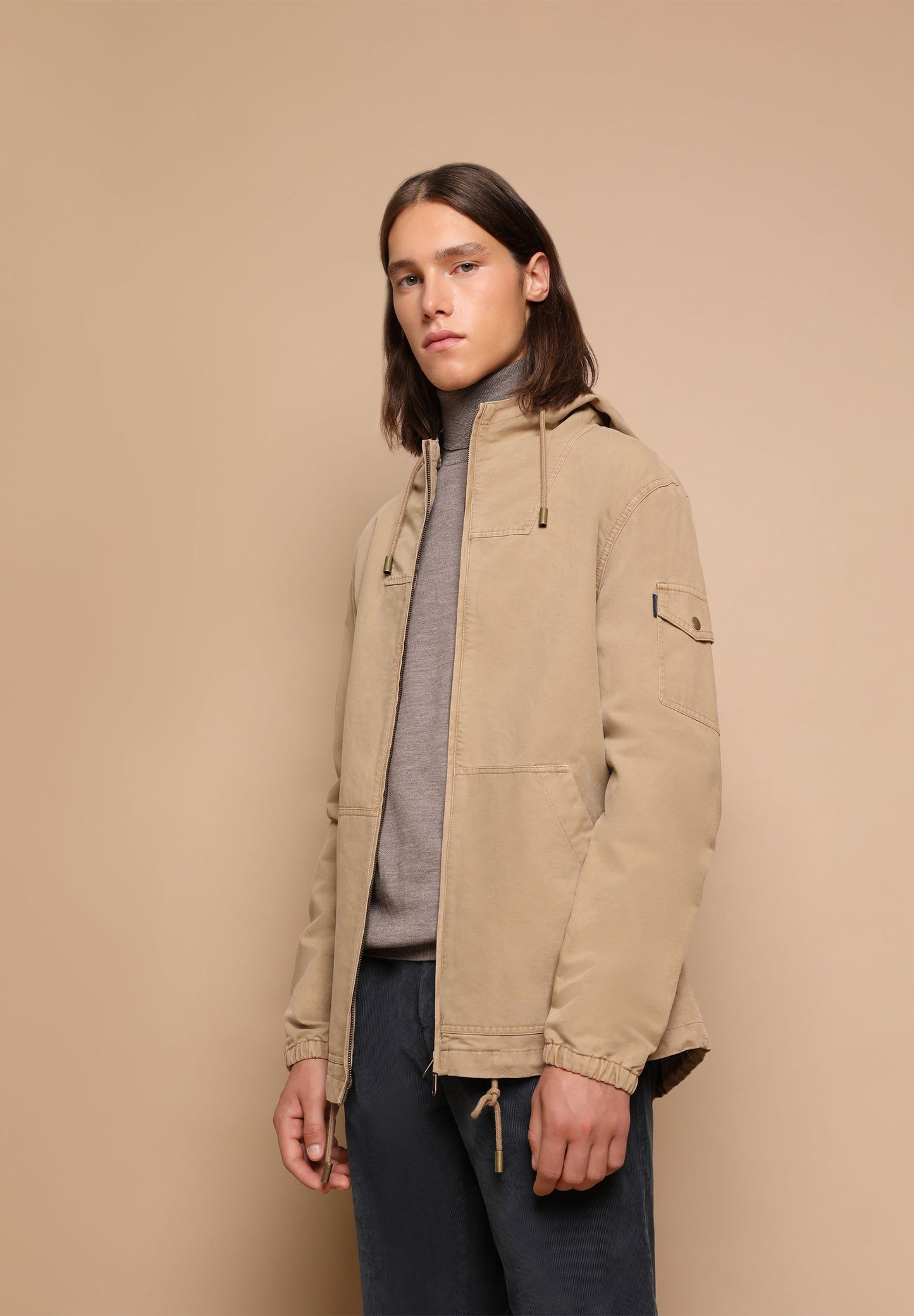 CHAQUETA LIGERA CAPUCHA