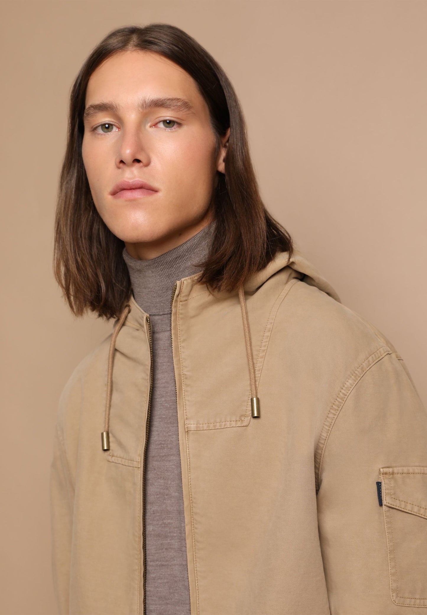 CHAQUETA LIGERA CAPUCHA