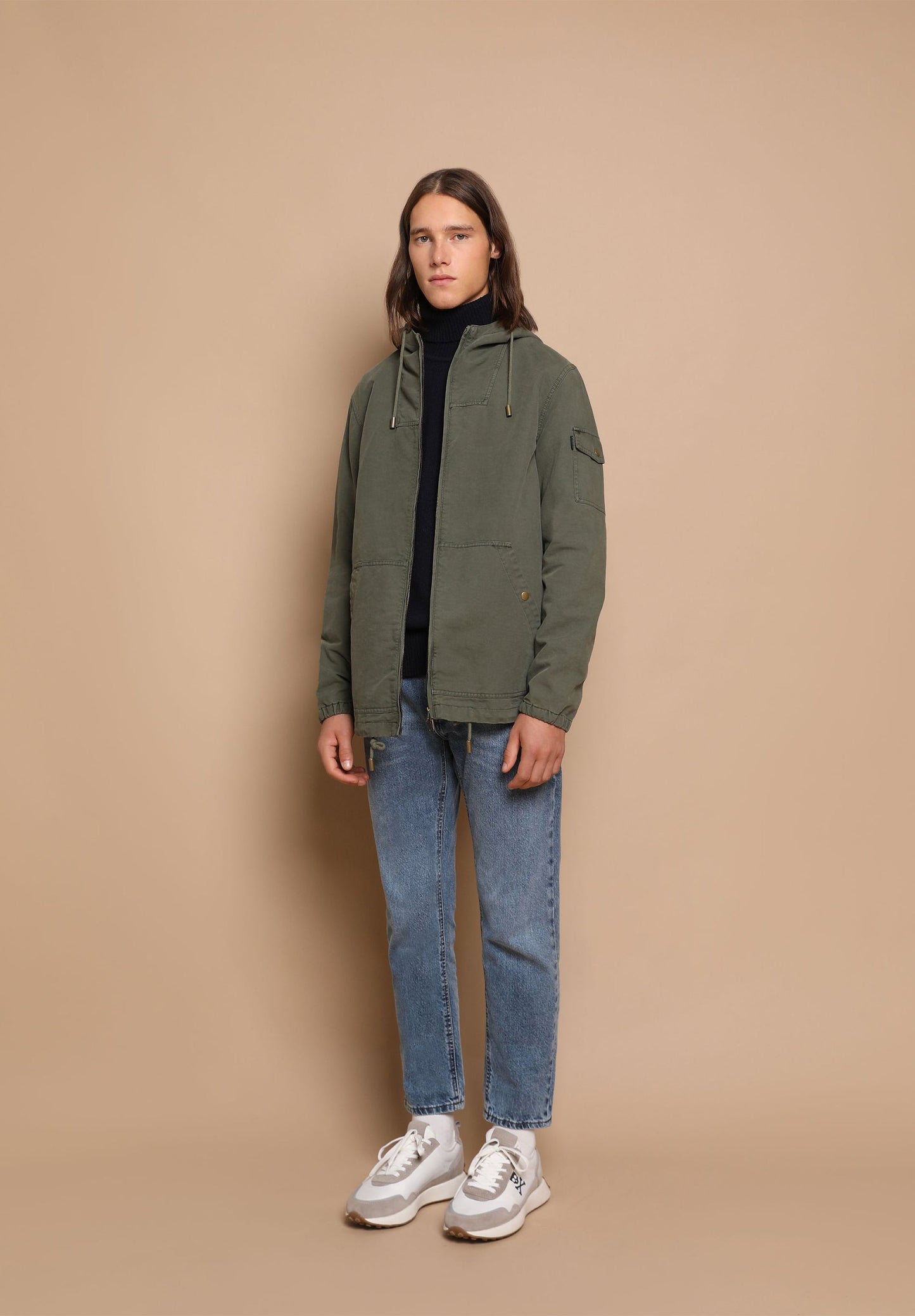 CHAQUETA LIGERA CAPUCHA