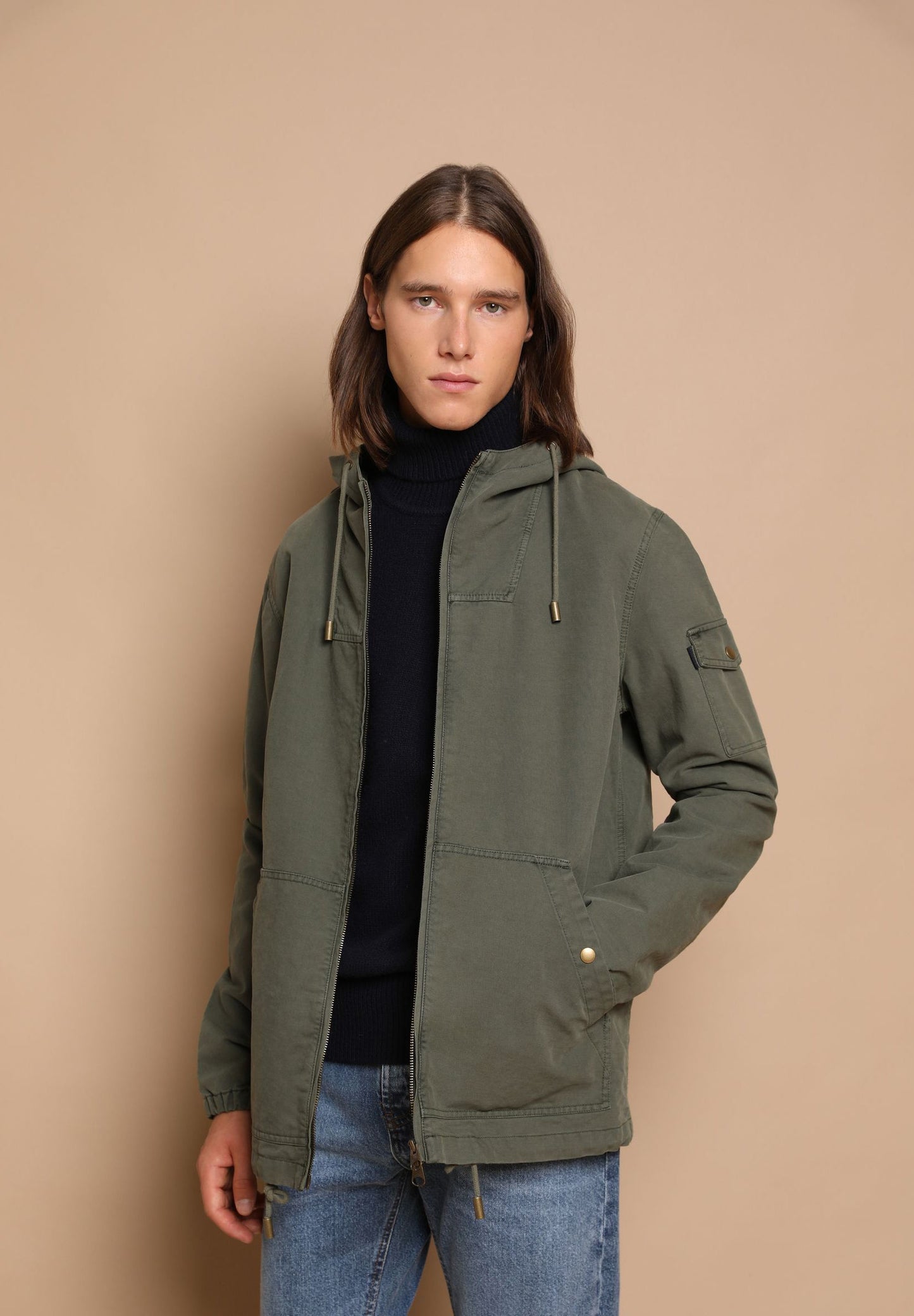 CHAQUETA LIGERA CAPUCHA