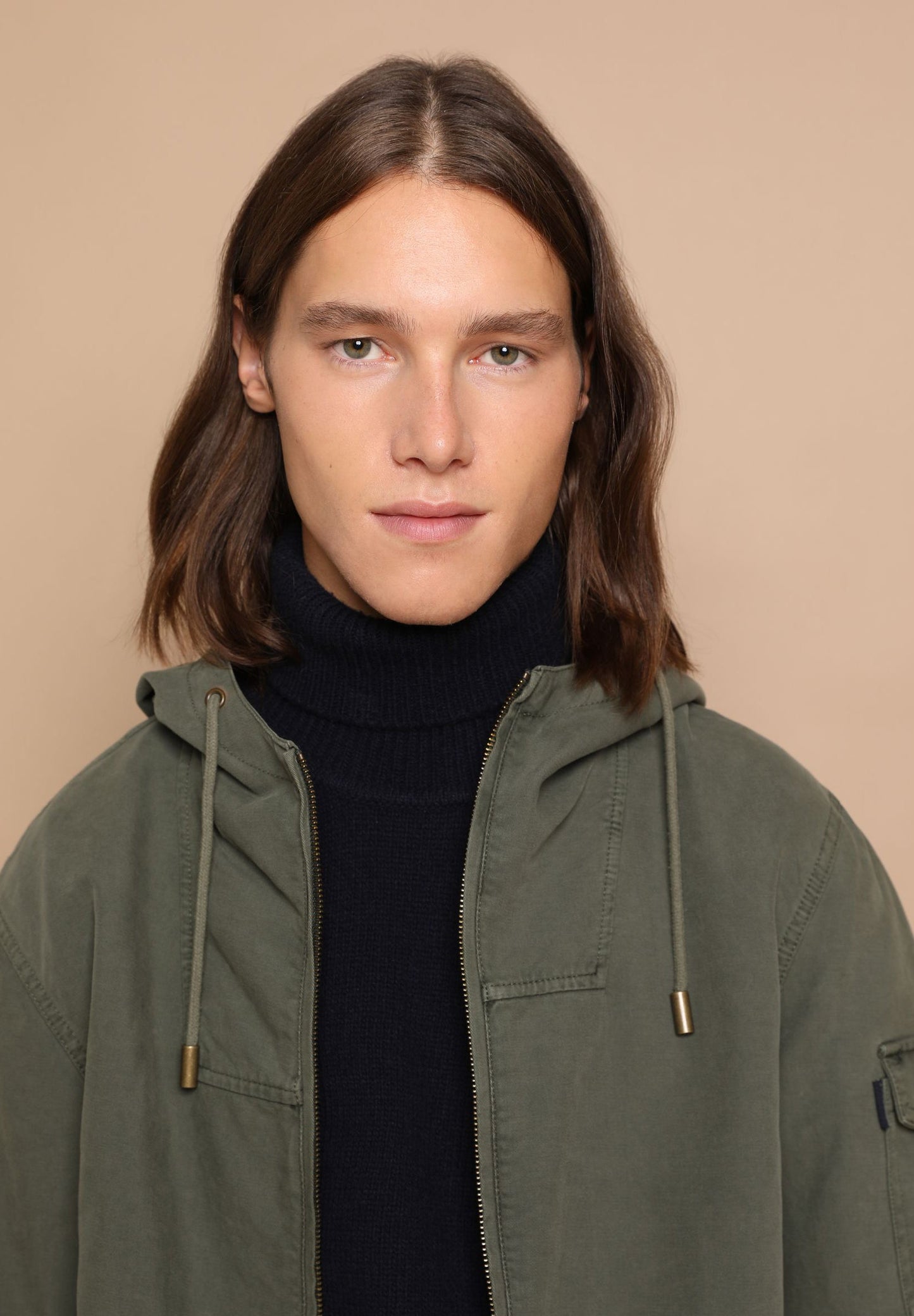 CHAQUETA LIGERA CAPUCHA