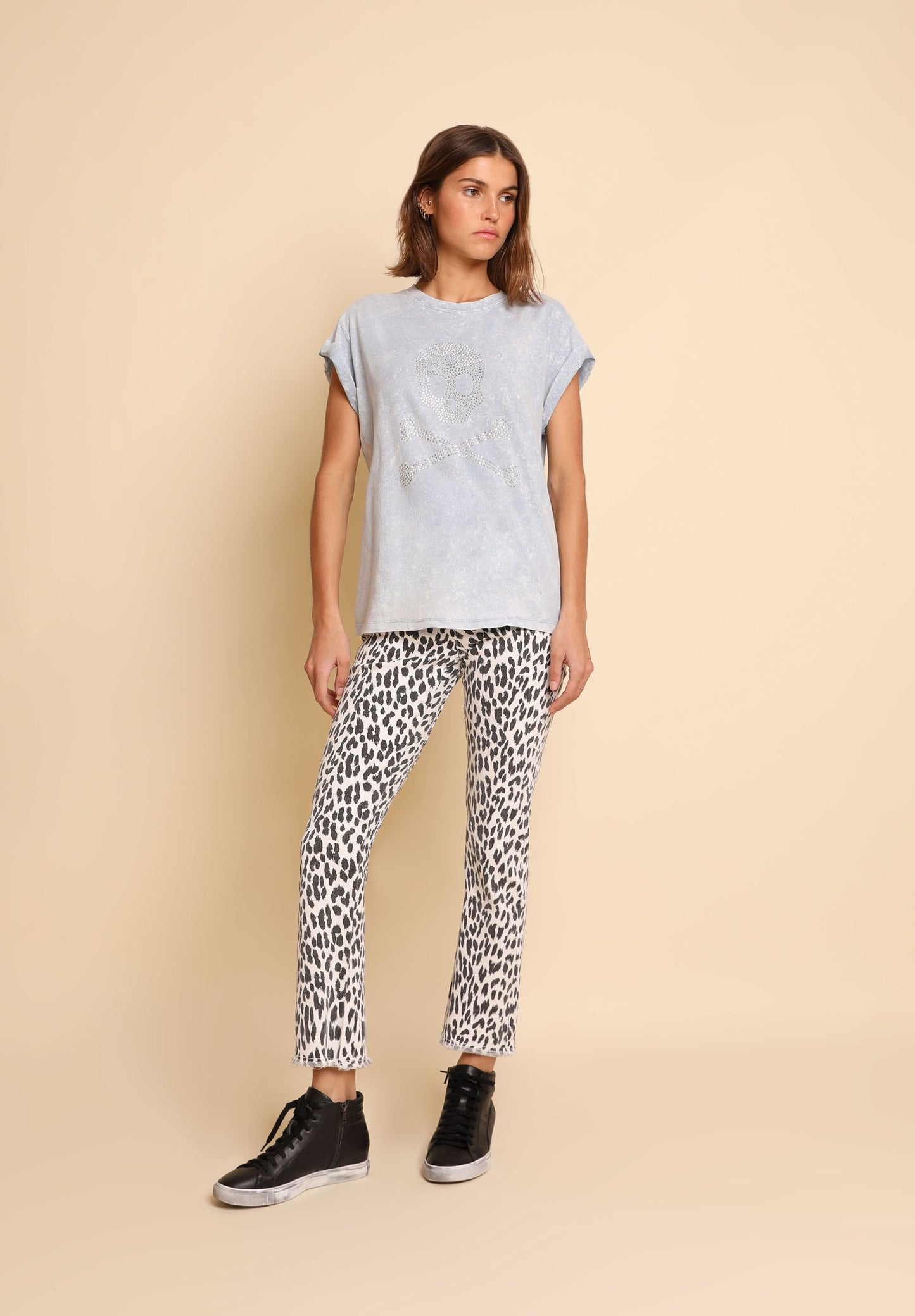 CAMISETA LAVADA CALAVERA TACHUELAS