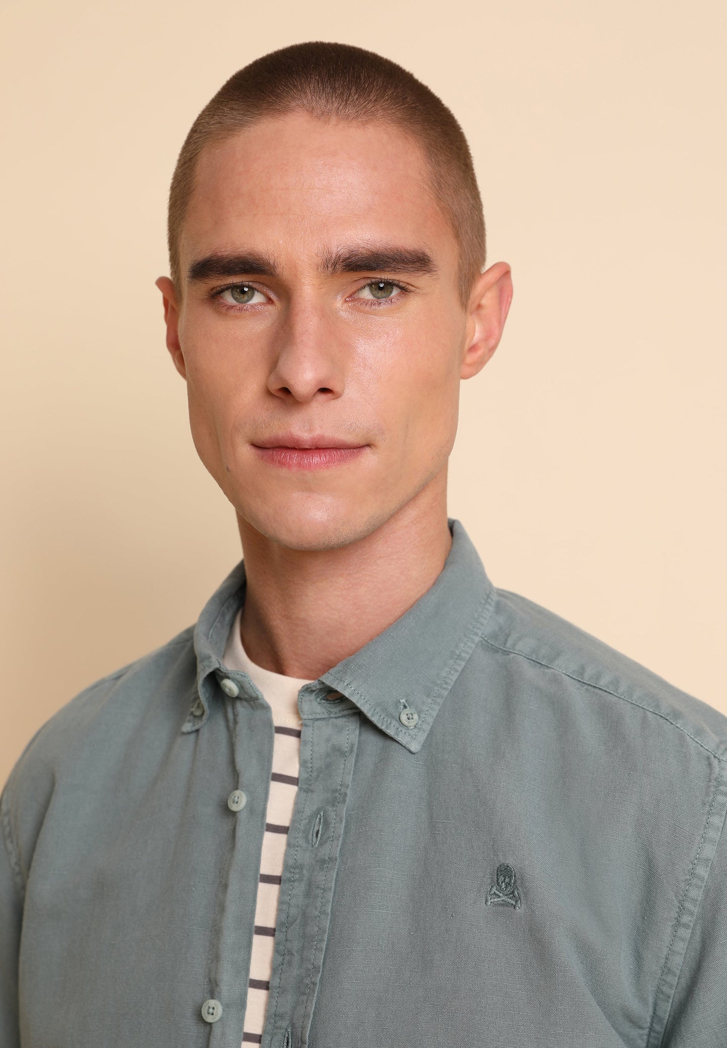CAMISA LINO CUELLO BOTONES