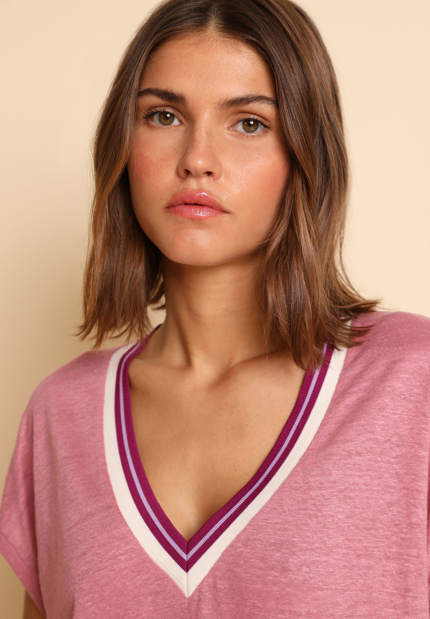 CAMISETA DETALLE ESCOTE