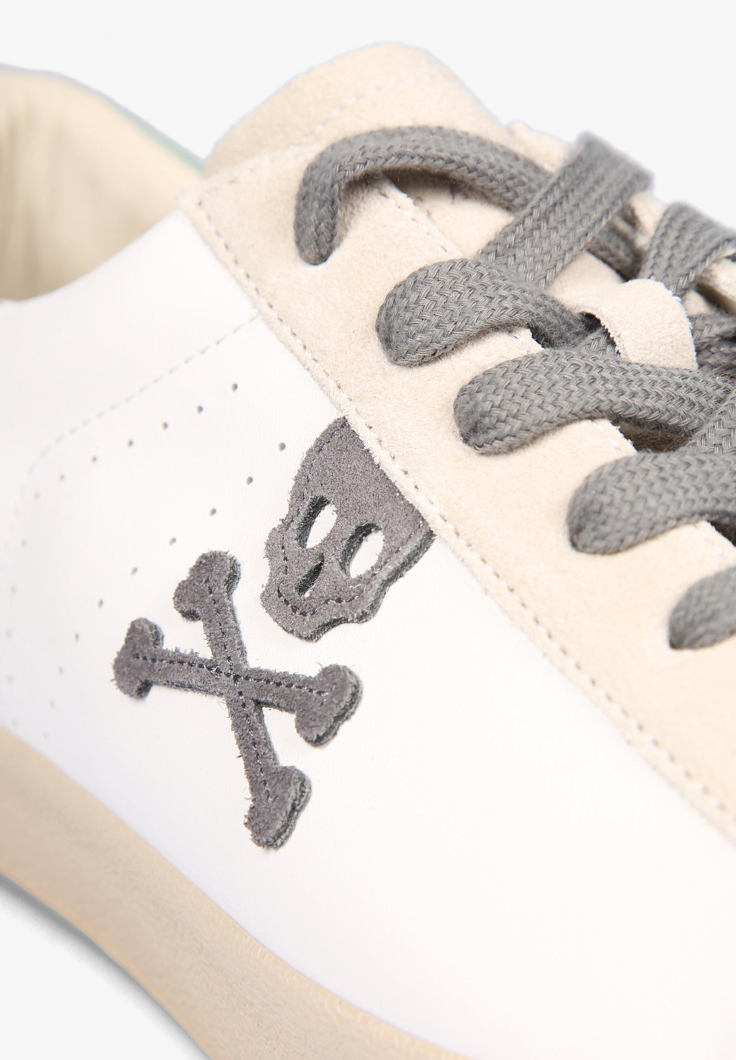 SNEAKERS PIEL BAJAS CALAVERA CONTRASTE