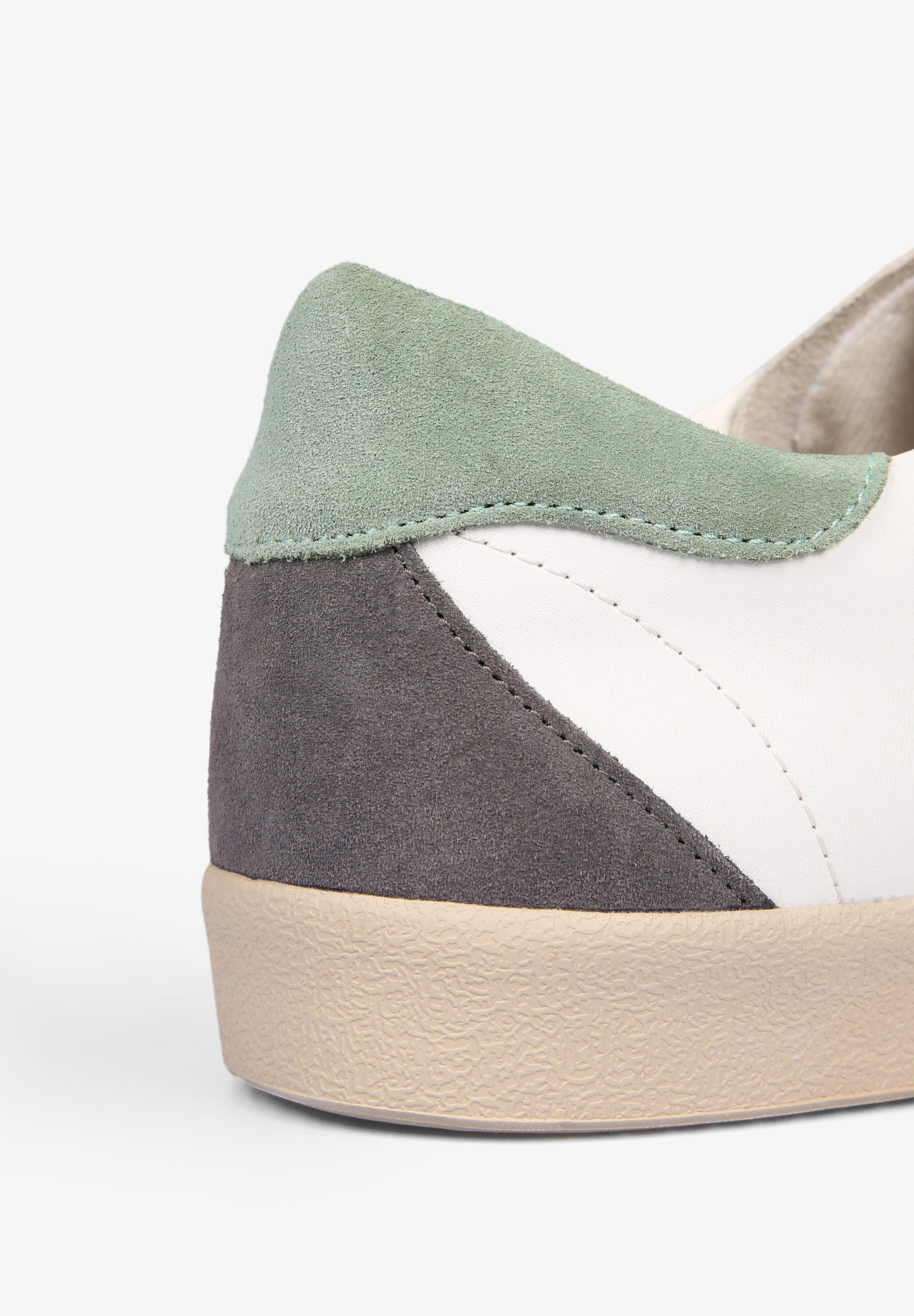 SNEAKERS PIEL BAJAS CALAVERA CONTRASTE