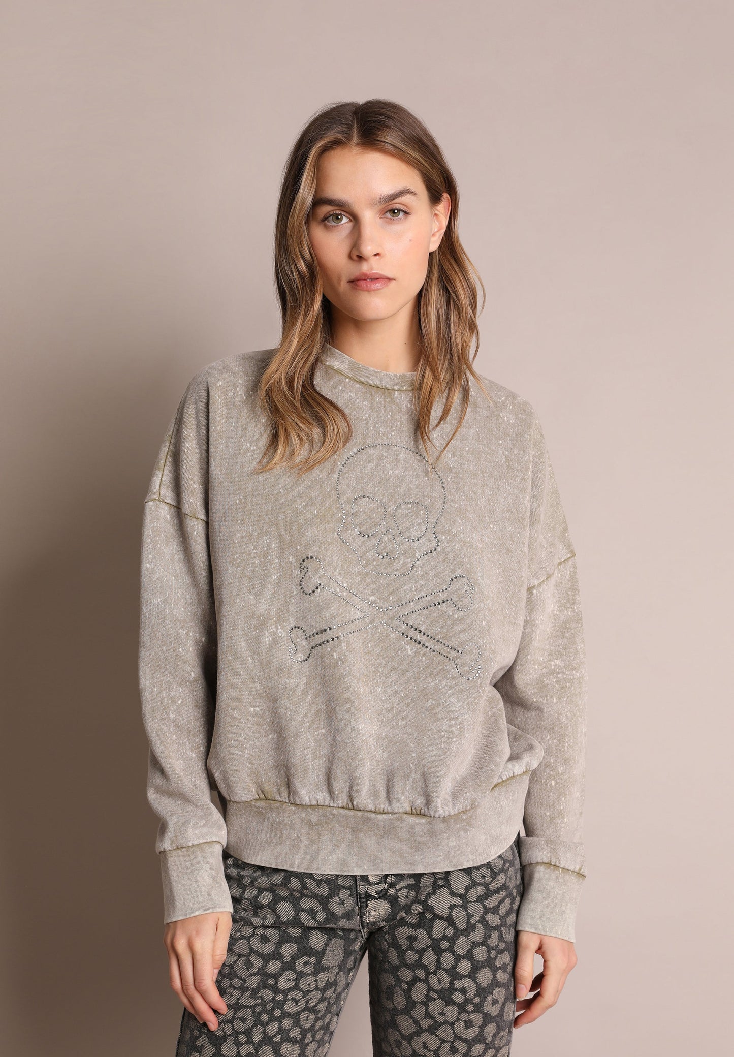 SUDADERA LAVADA CALAVERA TACHUELAS