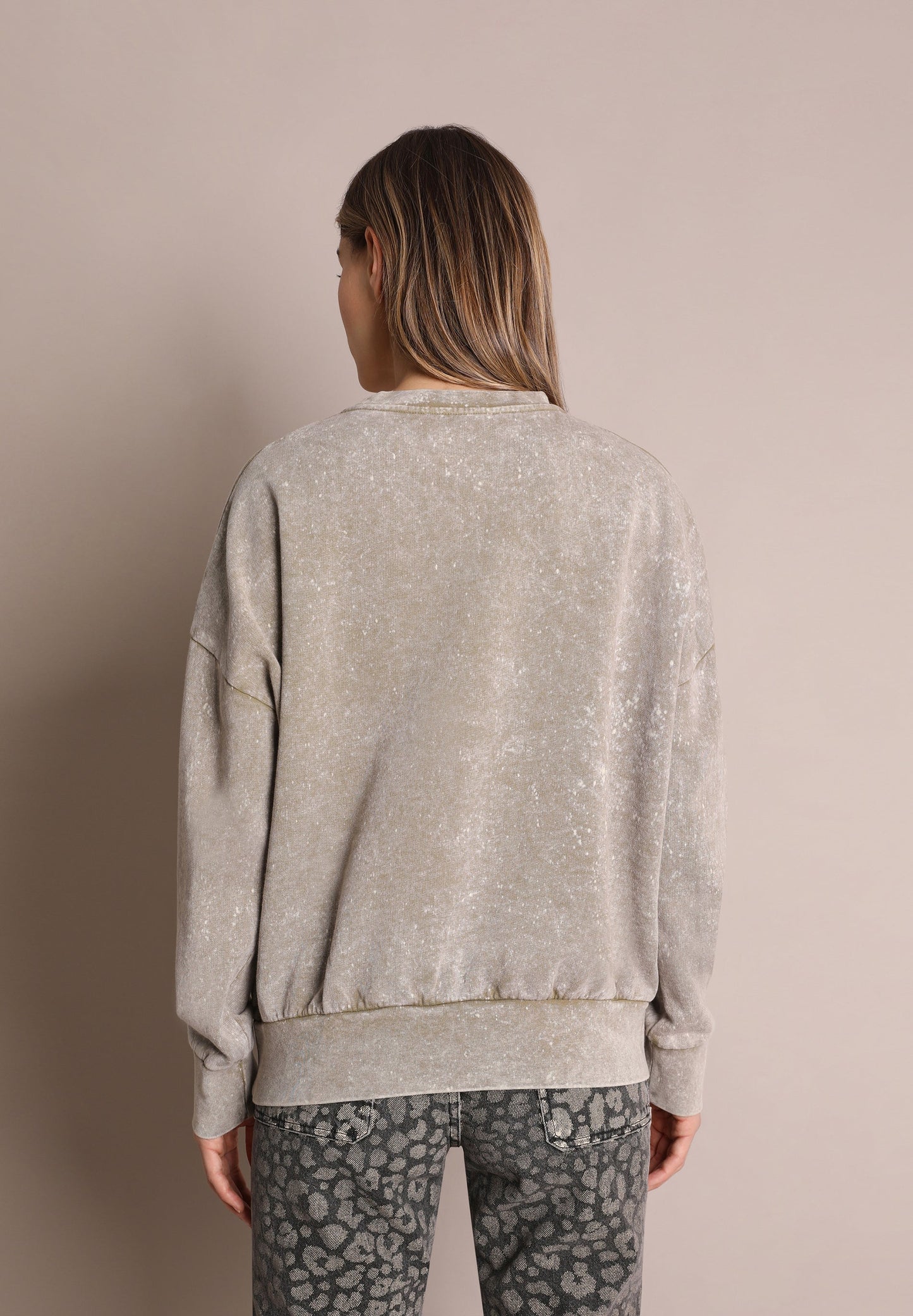 SUDADERA LAVADA CALAVERA TACHUELAS