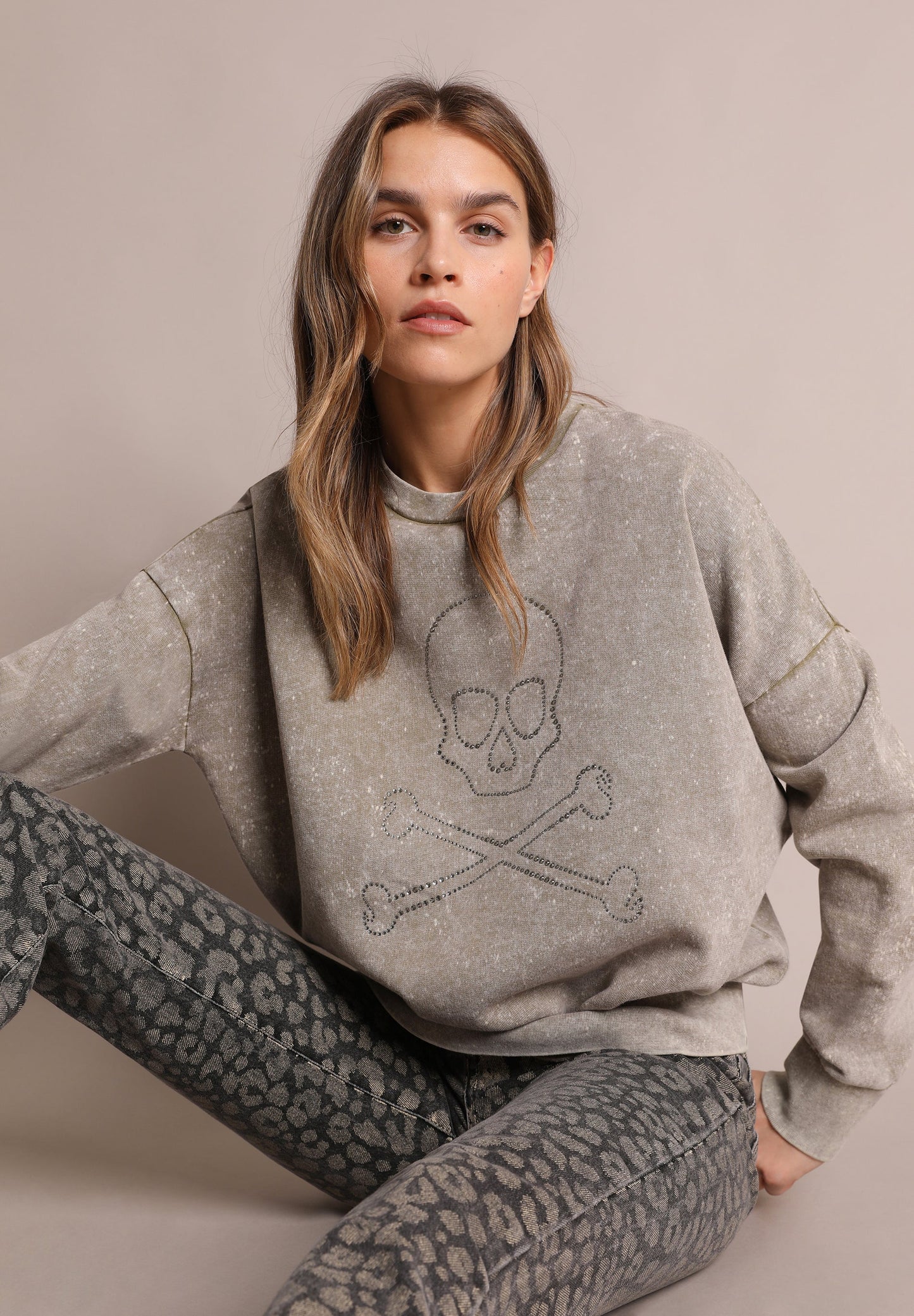 SUDADERA LAVADA CALAVERA TACHUELAS