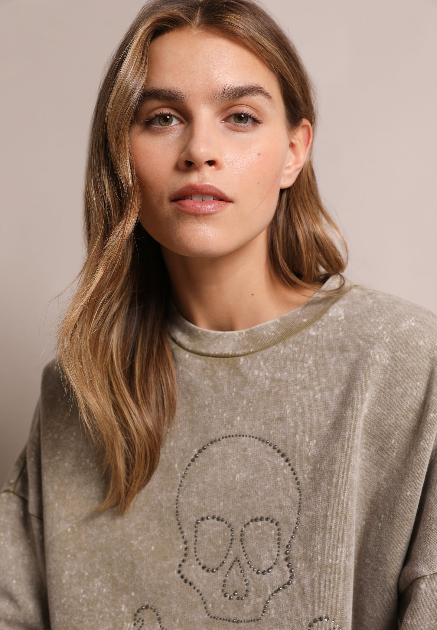 SUDADERA LAVADA CALAVERA TACHUELAS