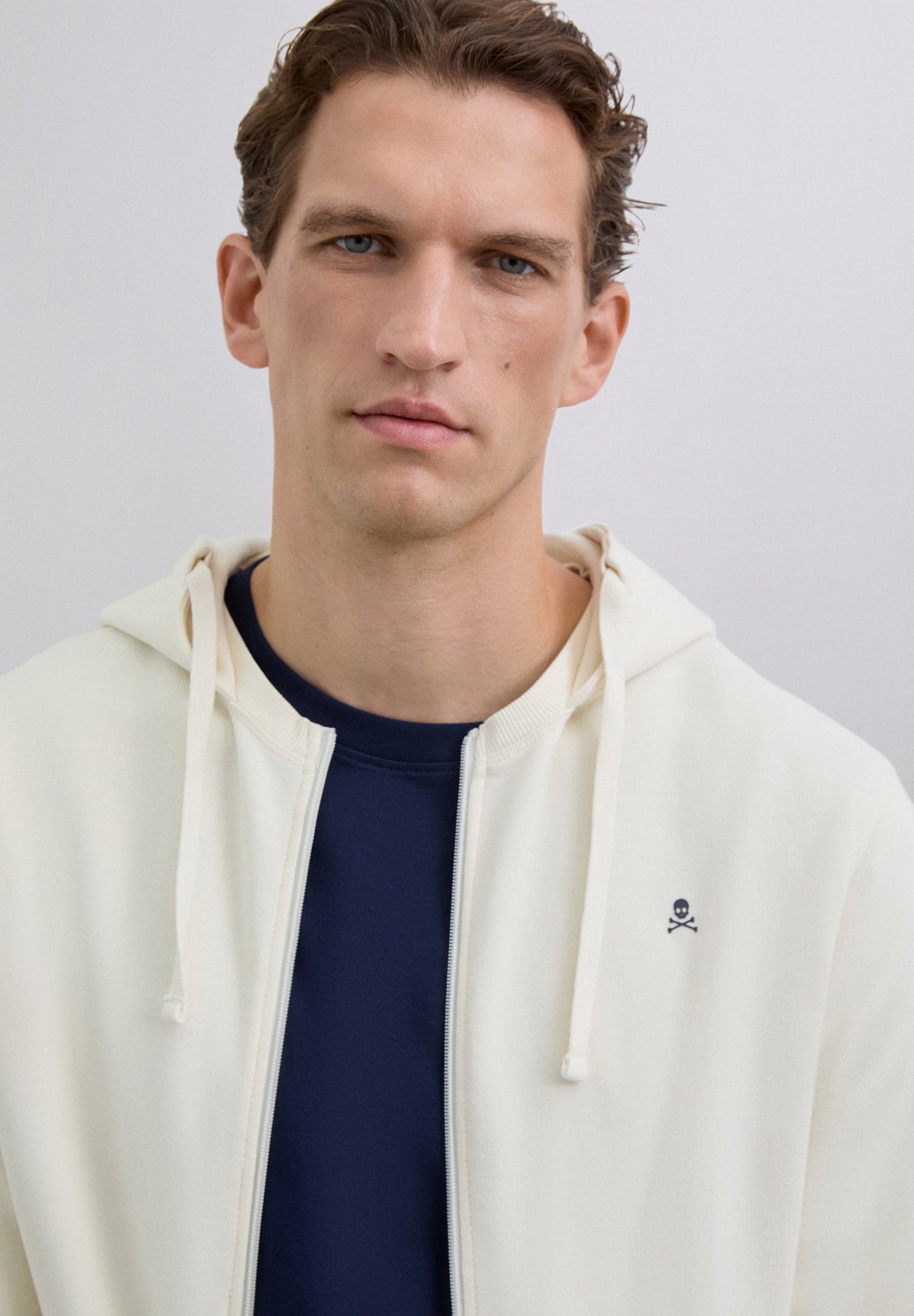 SUDADERA CAPUCHA BORDADA CONTRASTE