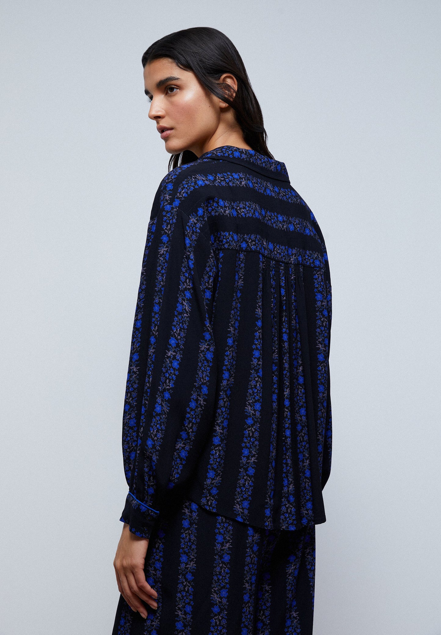 BLUSA RAYAS FLORES