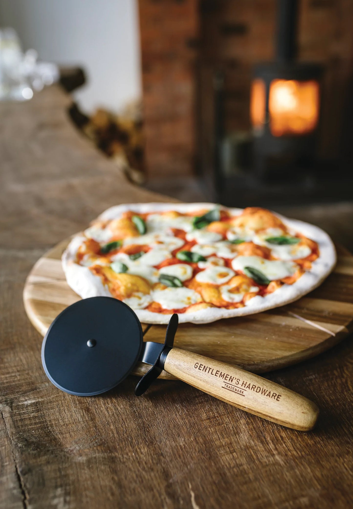 GENTLEMEN'S HARDWARE | PIZZA CUTTER & SERVING BOARD