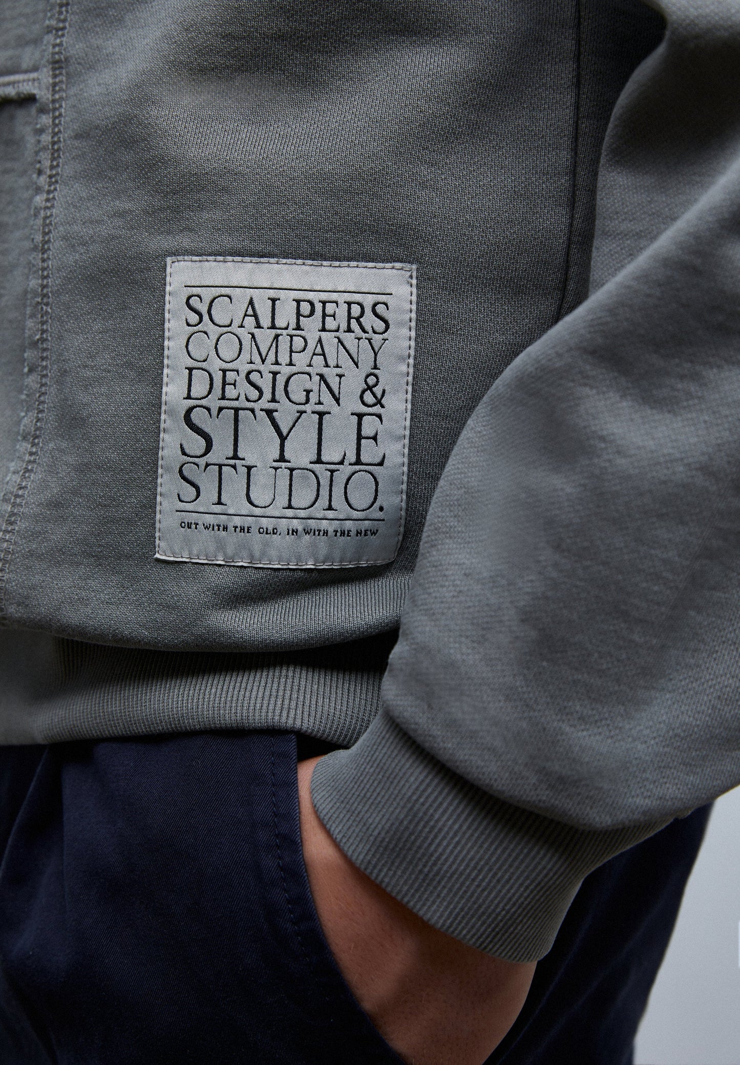SUDADERA CORTES ETIQUETA