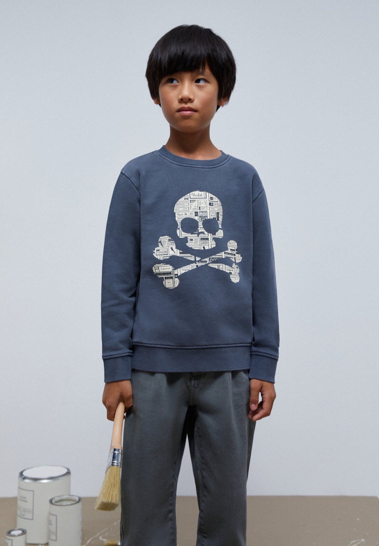 SUDADERA CALAVERA TEXTO PERIÓDICO