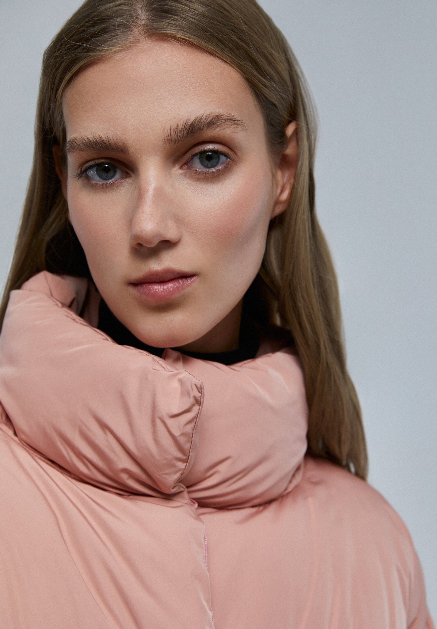 ABRIGO ACOLCHADO CUELLO SUBIDO