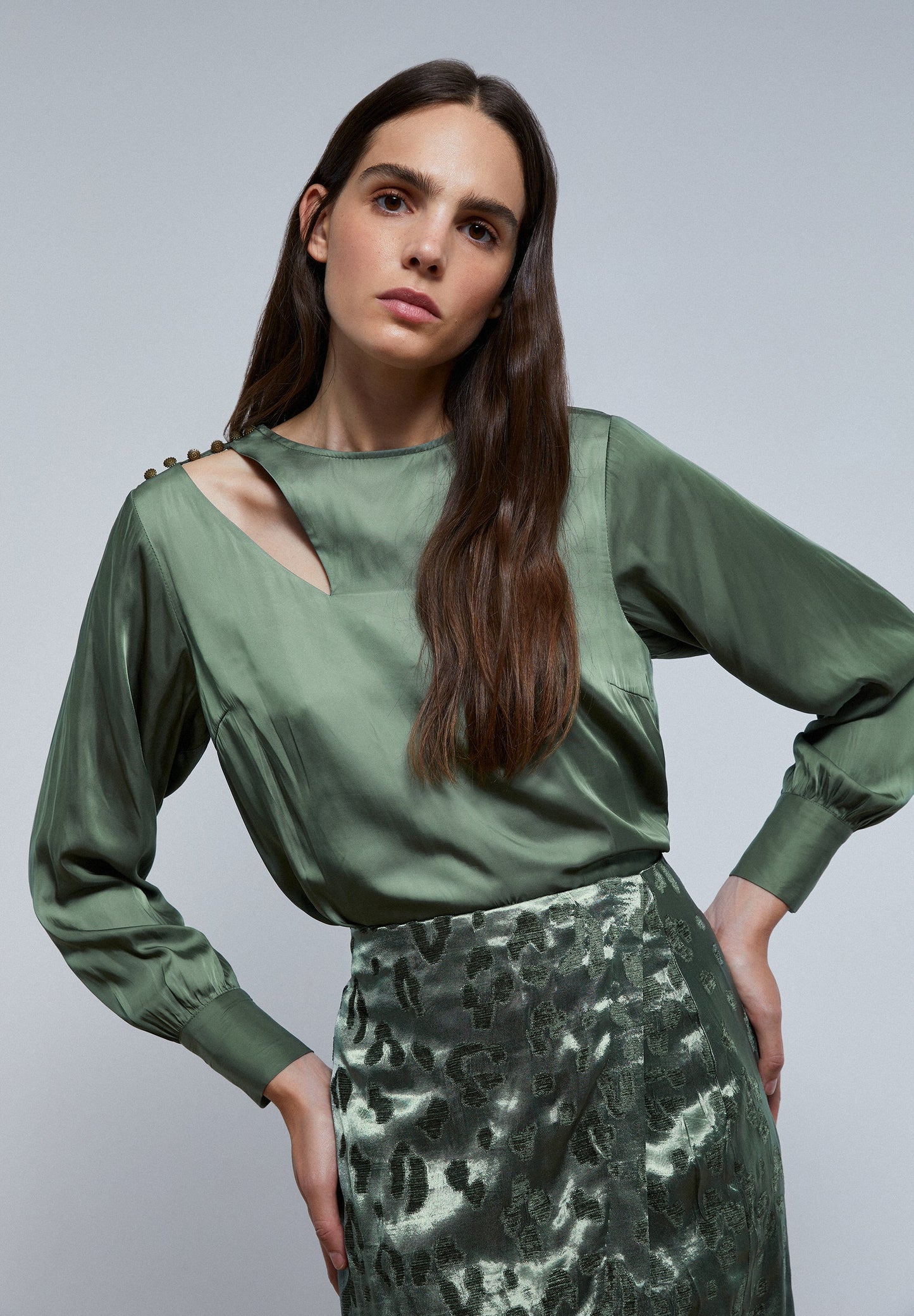BLUSA SATINADA ABERTURA HOMBRO