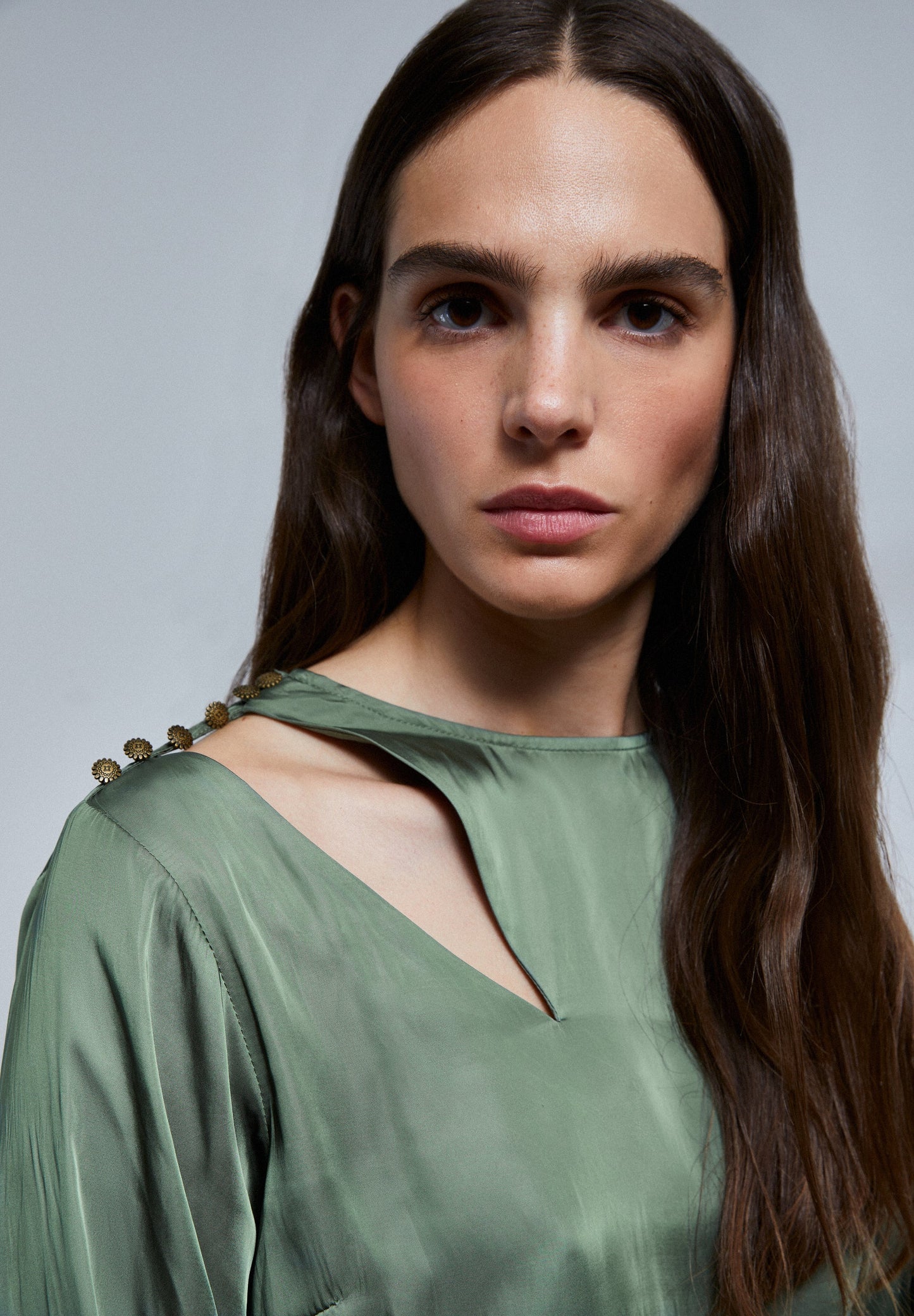 BLUSA SATINADA ABERTURA HOMBRO