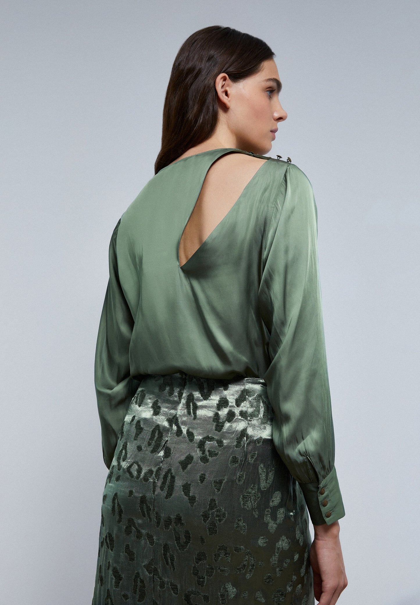 BLUSA SATINADA ABERTURA HOMBRO